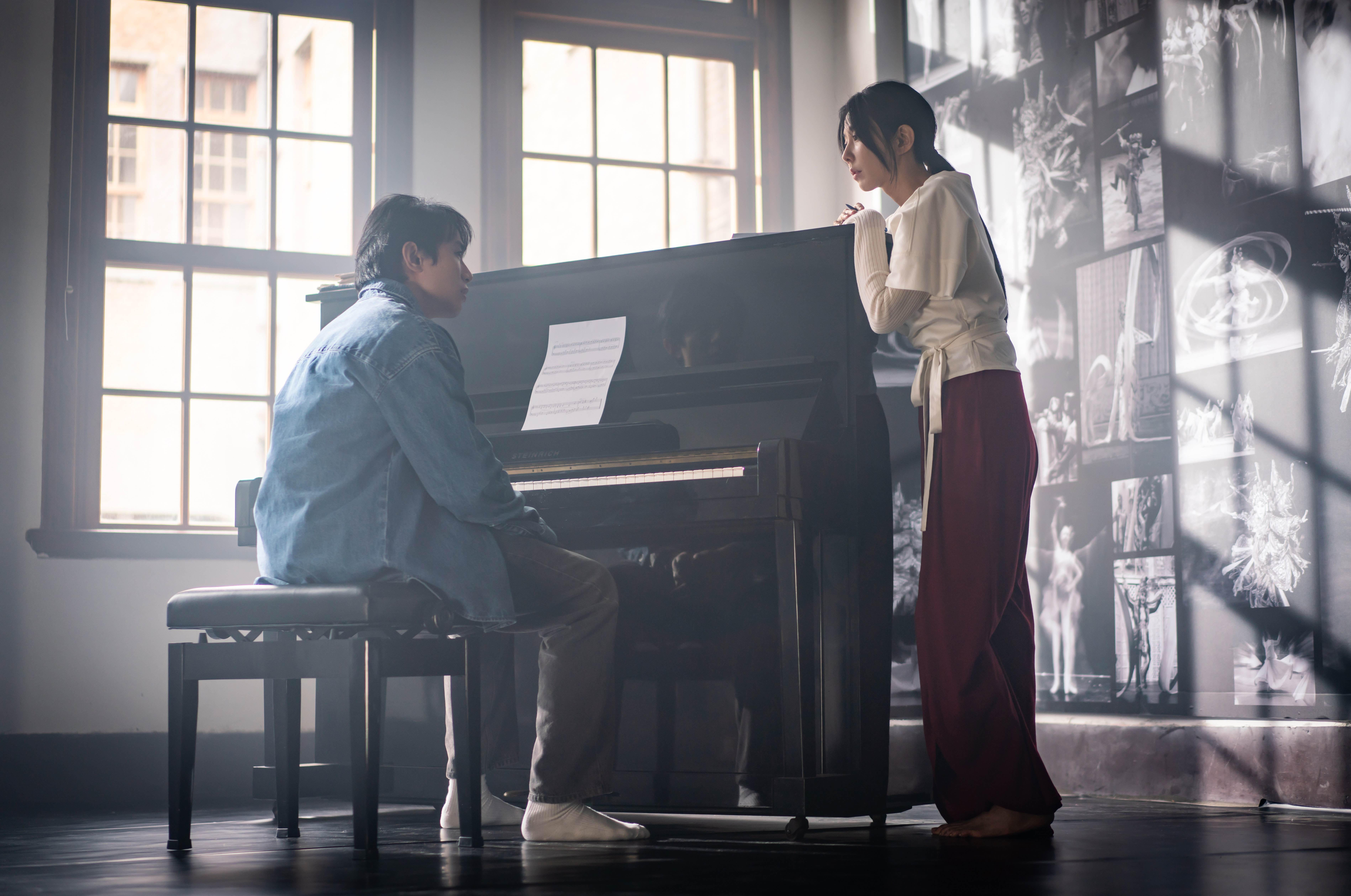 《啵me之我的青春住了鬼》初孟軒在劇中飾演新銳劇場導演,相當欣賞邵雨薇的才華。(圖片提供:風暴國際股份有限公司)