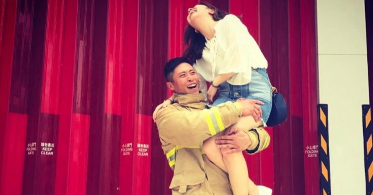 何姓消防員還穿上黃金戰衣，抱起女友甜蜜告白。（圖／翻攝自何姓消防員IG）