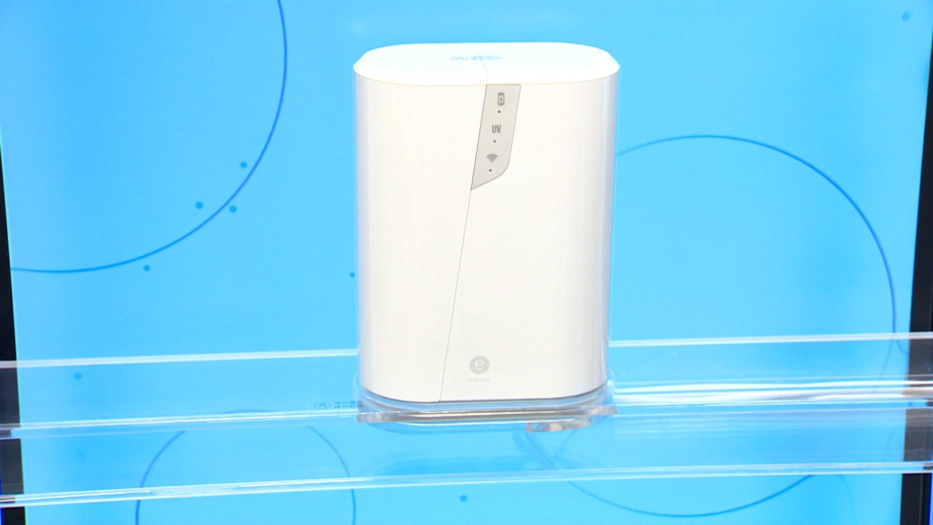 淨水設備結合高密度活性碳與 UV-C 技術，提升家庭飲水安全。（圖／東森新聞）