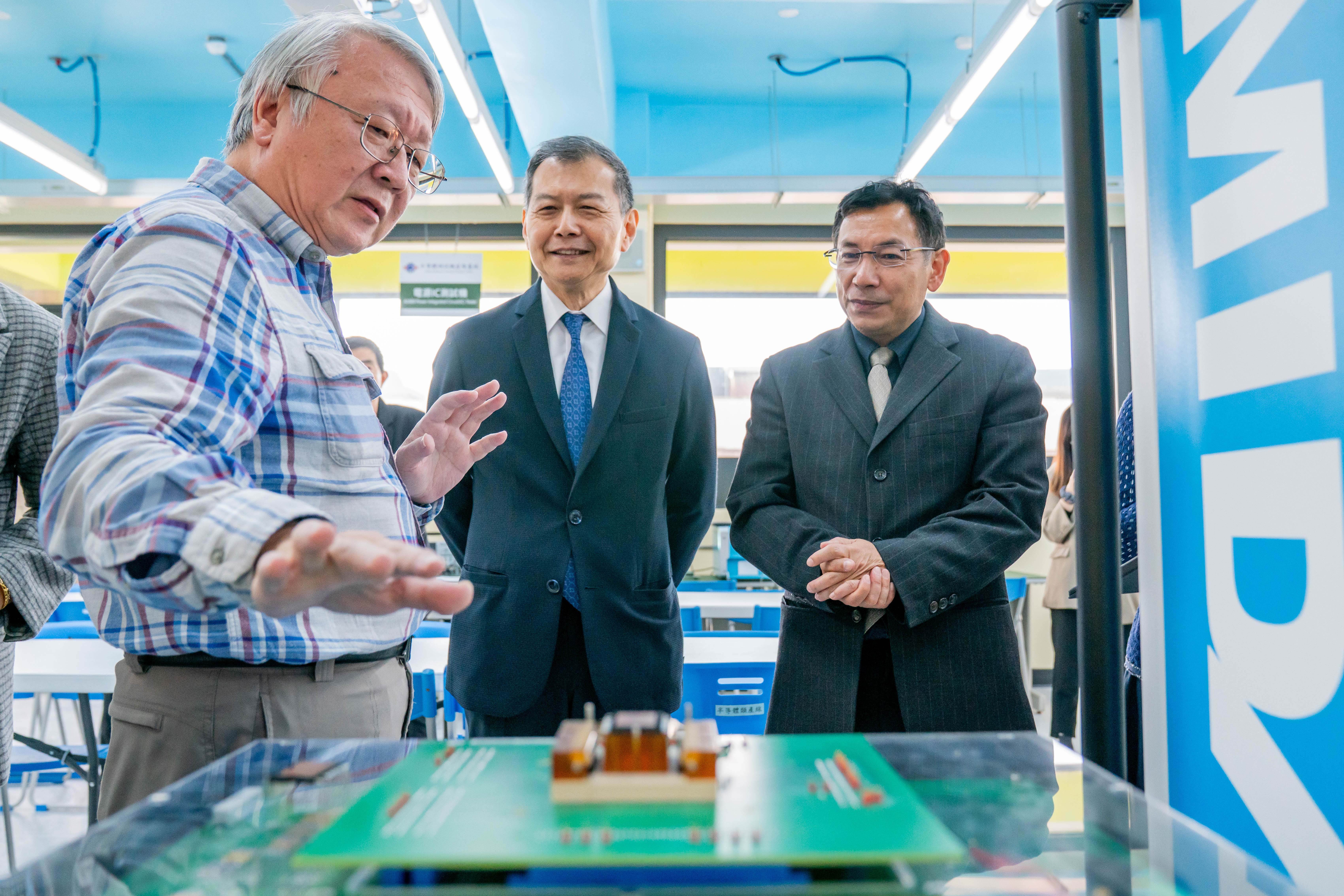 明新科大半導體人才培育基地前營運長暨跨域教材審定者趙守嚴（左），向泰國 SE-ED 副總裁 Dr. Meechoke（右）及 LiveABC 營運長 Edwin Zoan（中）介紹基地與類產線設備，三方對學校的實作教學能量表達高度肯定。（圖／明新科大提供） 