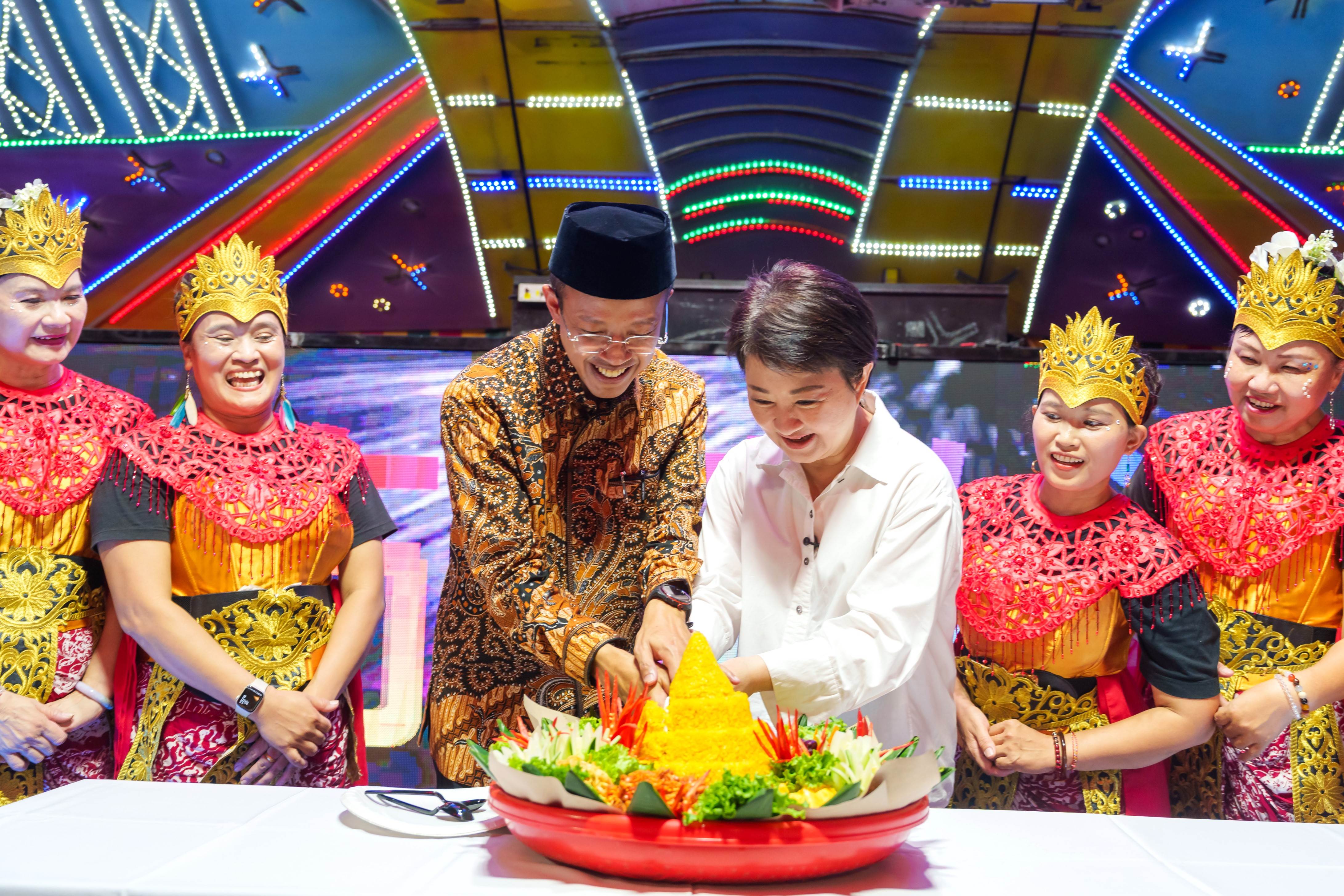 盧市長與代表一同在薑黃祈福塔飯前為晚會拉開序幕。 （圖／台中市政府經濟發展局提供） 