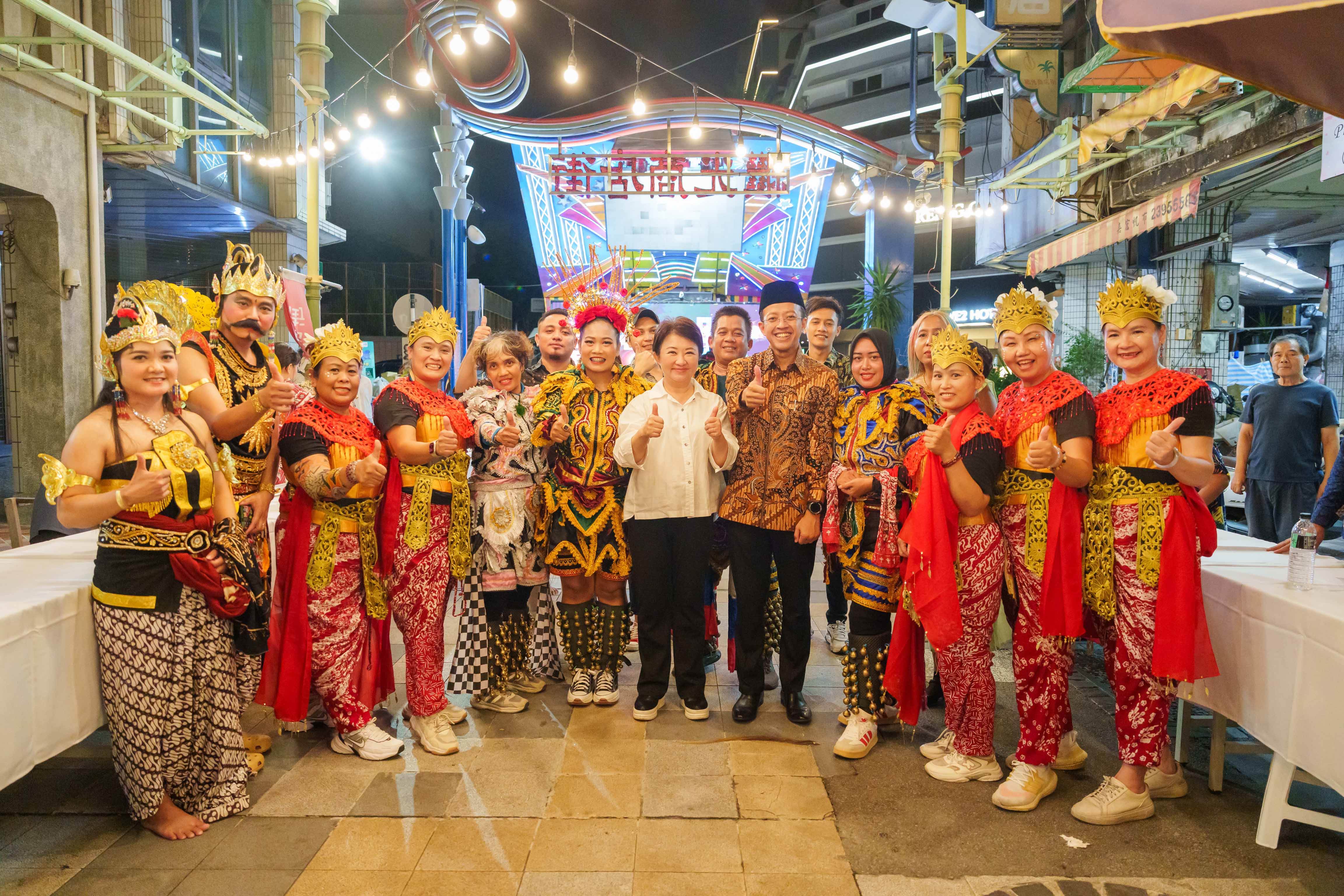 2025臺中購物節廣告拍攝-印尼篇-盧市長與艾吏福代表。 （圖／台中市政府經濟發展局提供） 