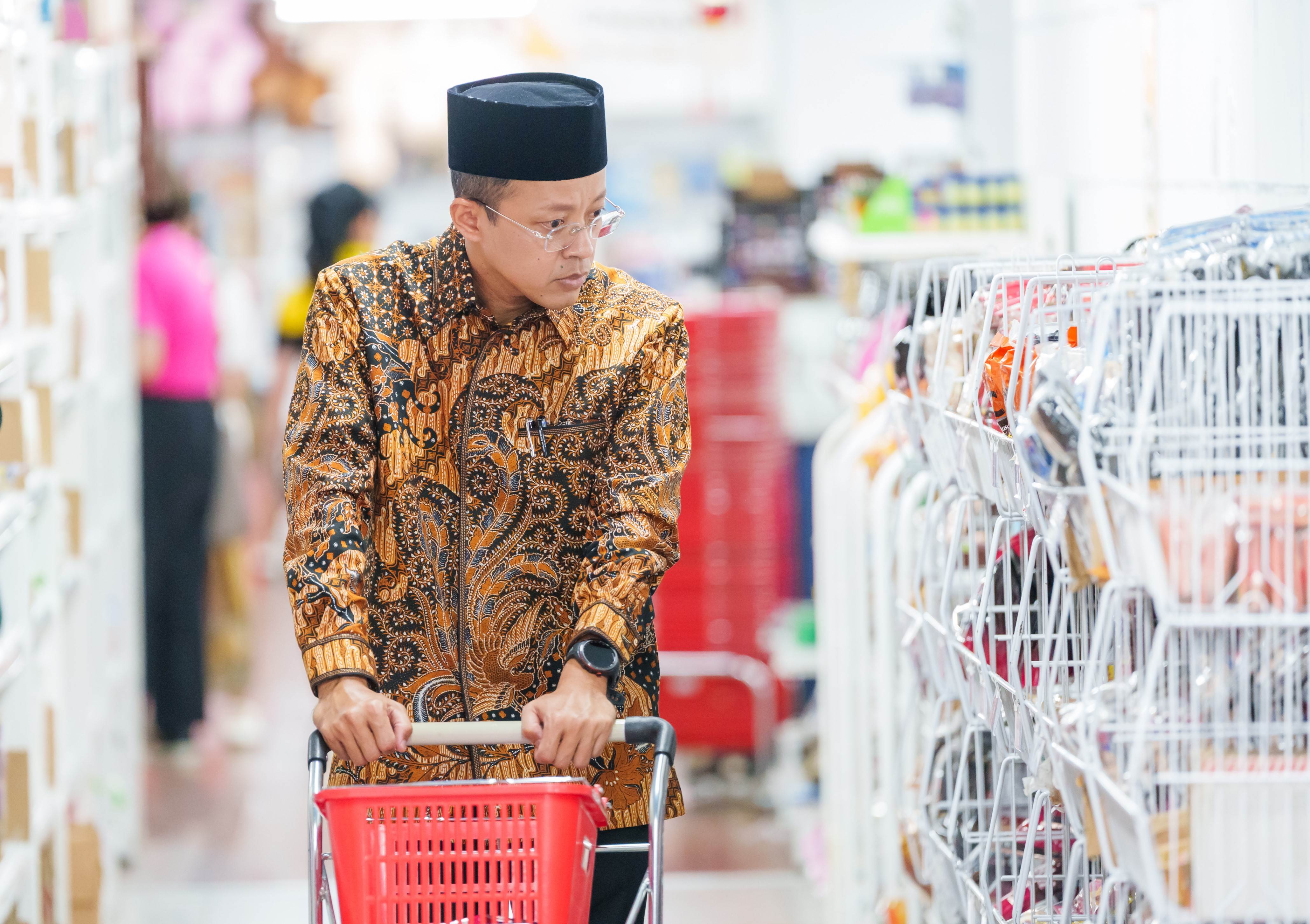 艾吏福代表到東協人氣big-king超市體驗購物樂趣。 （圖／台中市政府經濟發展局提供） 