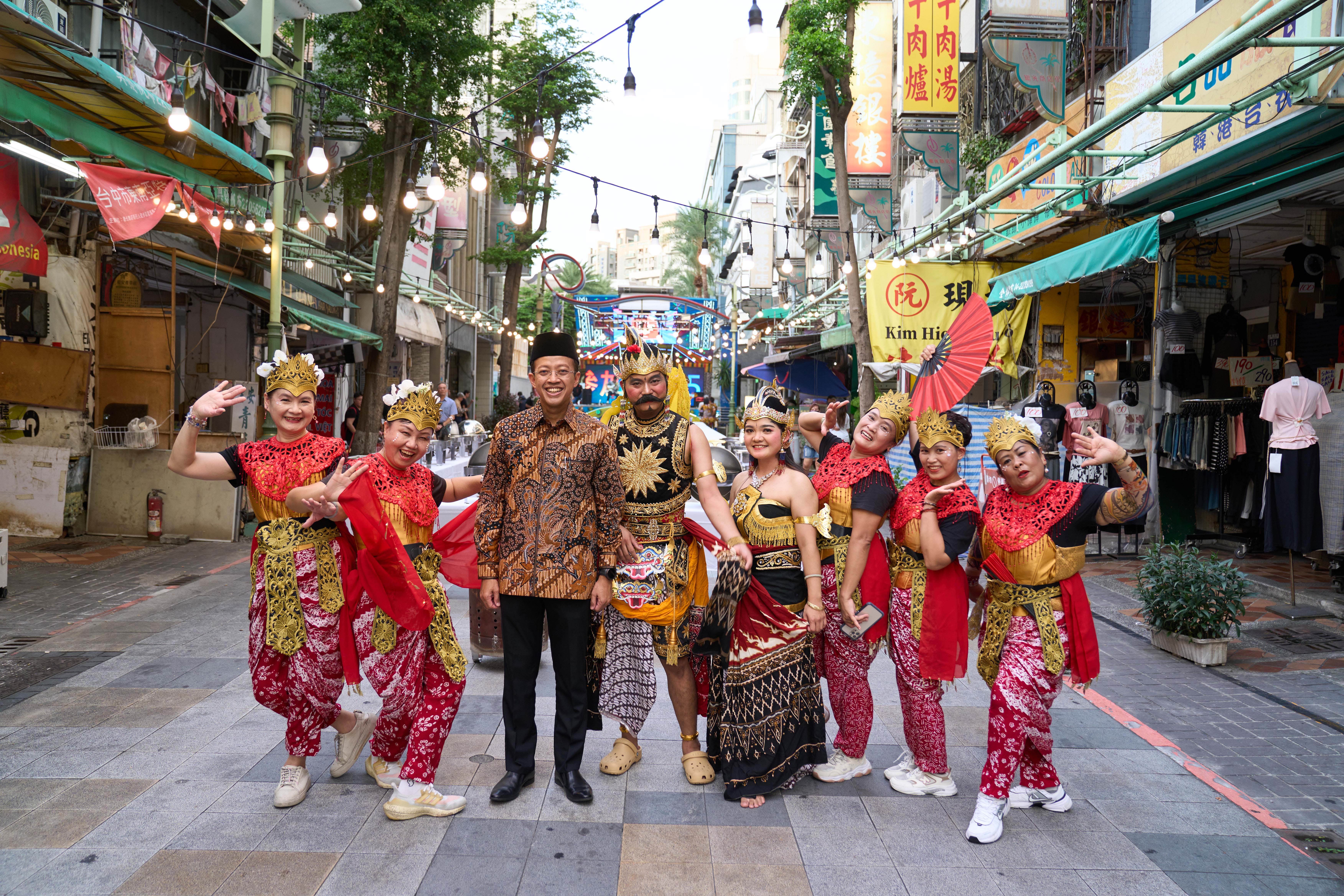 艾吏福代表與移工組成的舞團。 （圖／台中市政府經濟發展局提供） 