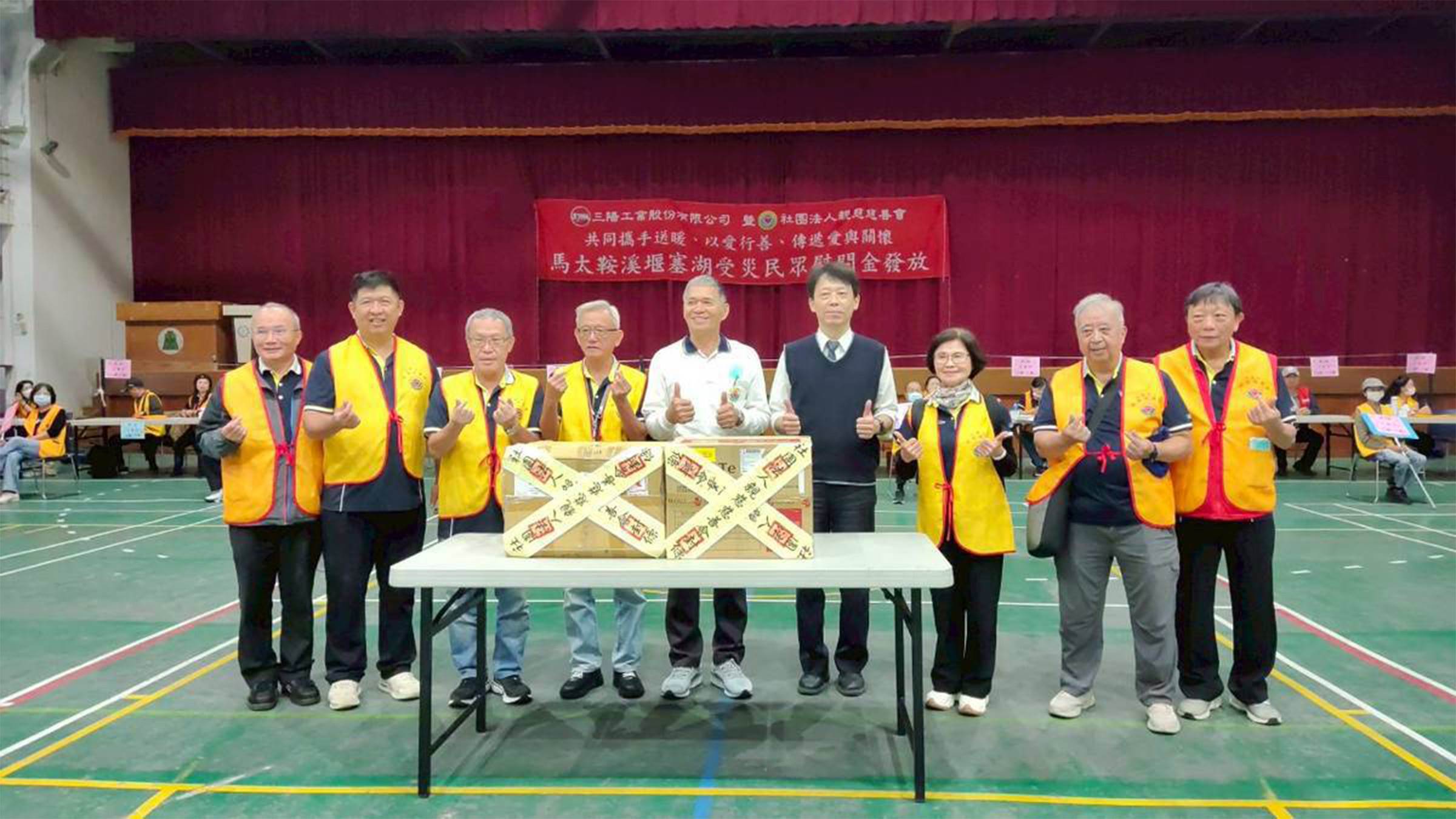 土地銀行副理石克森(右4)、親慈慈善會理事長陳朝清(右5)於花蓮縣警察局花蓮分局護送抵達的慰問金前確認相關作業,準備開始發放流程。(圖/業者提供)