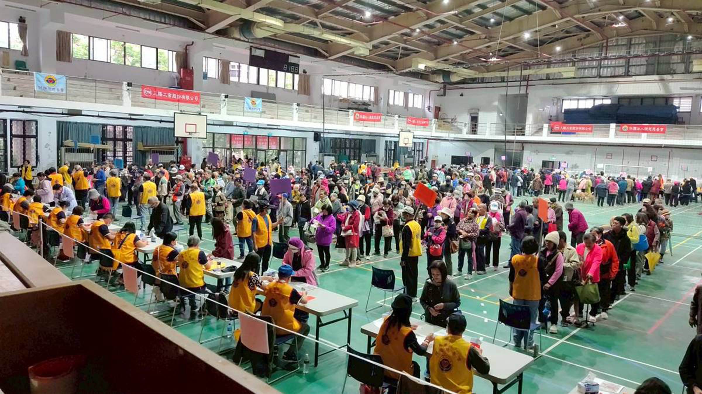 志工在光復商工致贈慰問金,花蓮縣警察局花蓮分局、鳳林分局光復分駐所派出多位警力維持秩序,確保每一份溫暖心意都能精準送達。(圖/業者提供)