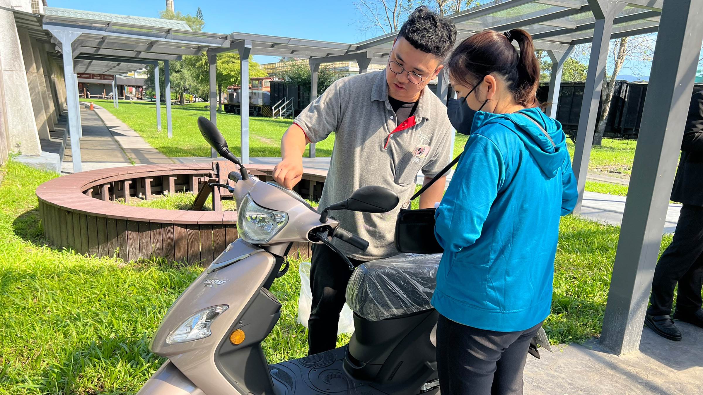 三陽志工協助受災戶辦理領車作業並說明使用注意事項,協助居民儘早恢復交通便利生活。(圖/業者提供)