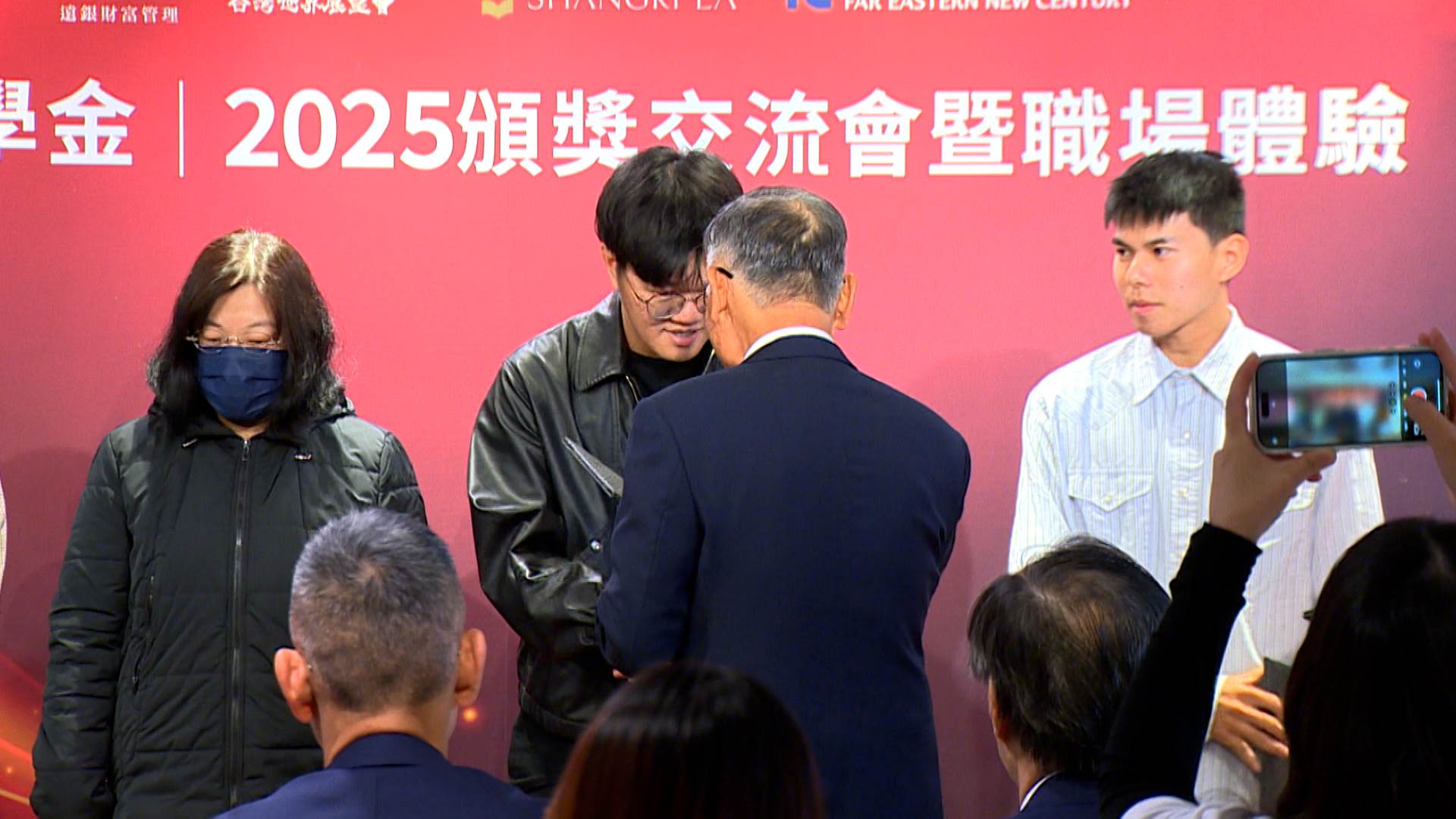 遠東商銀與台灣世界展望會舉辦首屆「十樂獎學金」頒獎典禮，總經理周添財親自頒發獎狀，鼓勵25位品學兼優的學生勇敢追夢。（圖／東森新聞）