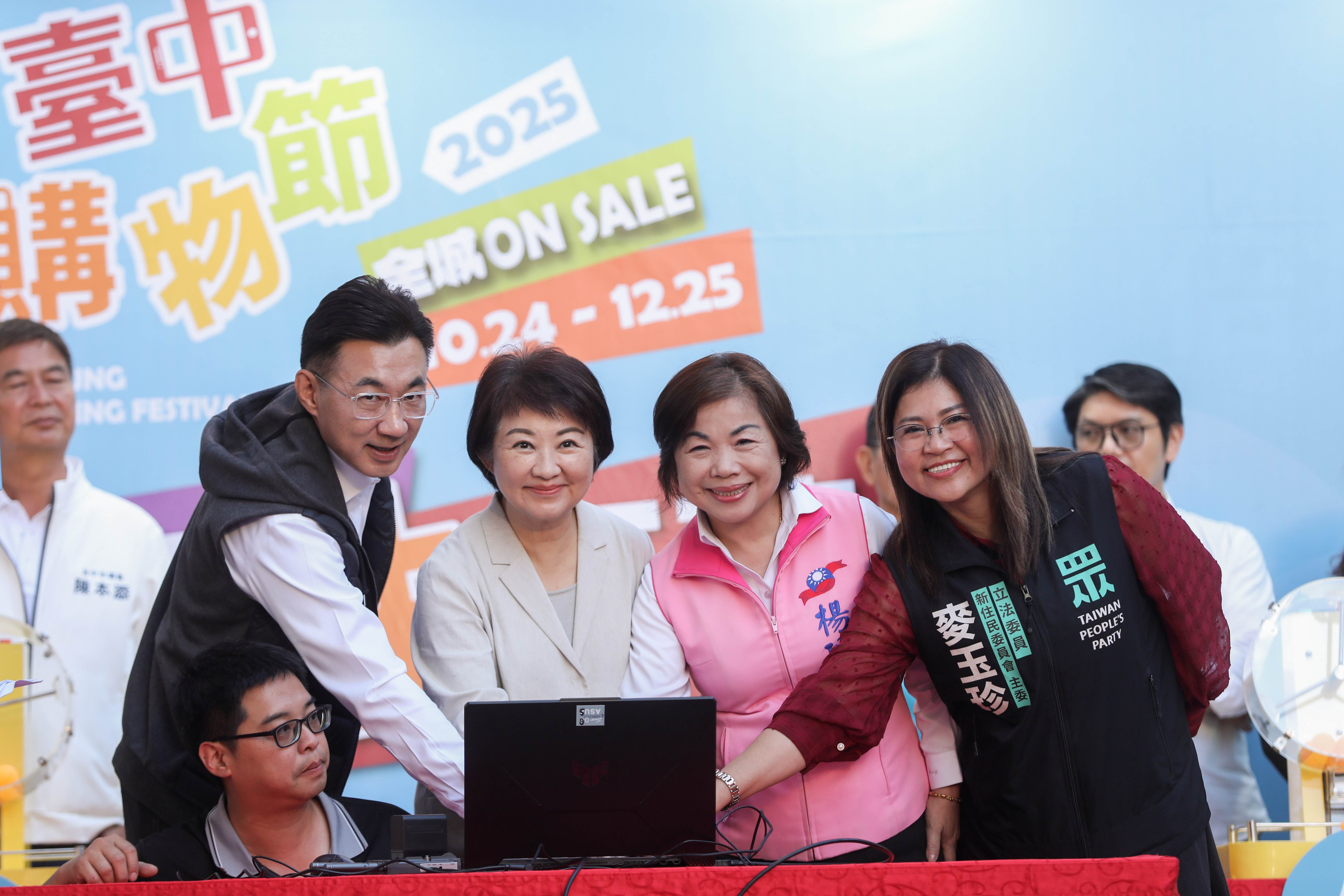 今日就有1,100位幸運兒；再來是10萬元獎項，今日抽出12名；接著是百萬級汽車獎，今天誕生1位新的百萬車主；更大的還有百萬現金，今日抽出2位百萬富翁。（圖／台中市政府經濟發展局提供）