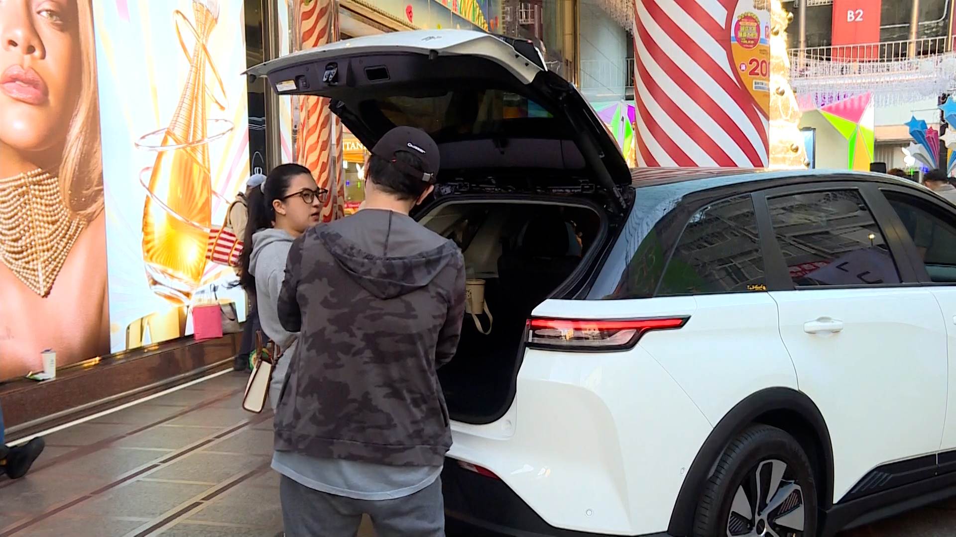 序列 18.00_02_50_05.Still015