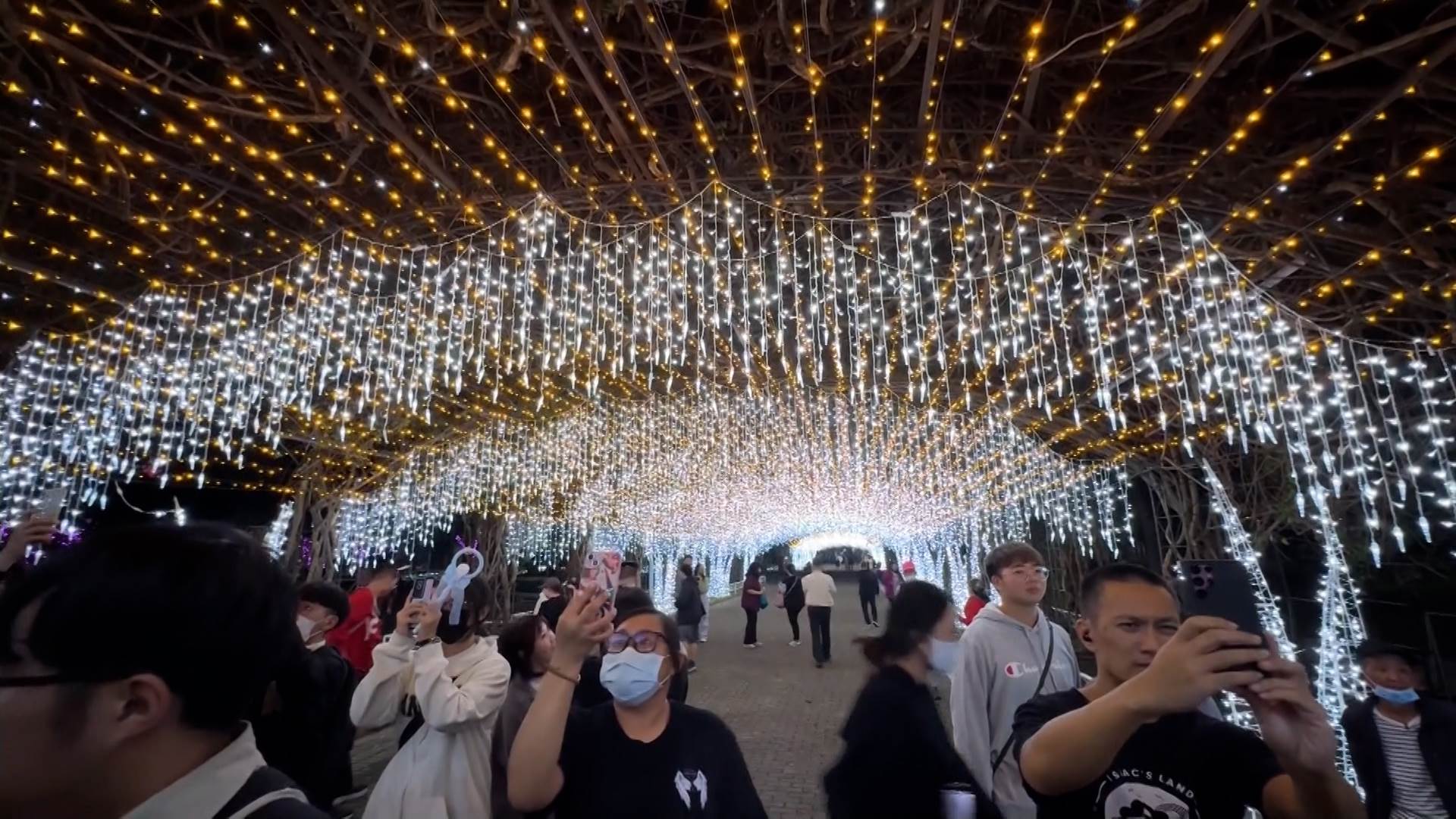 園區布置14組特色燈飾,結合聖誕村主題,營造濃厚節慶氣氛。(圖/東森新聞)