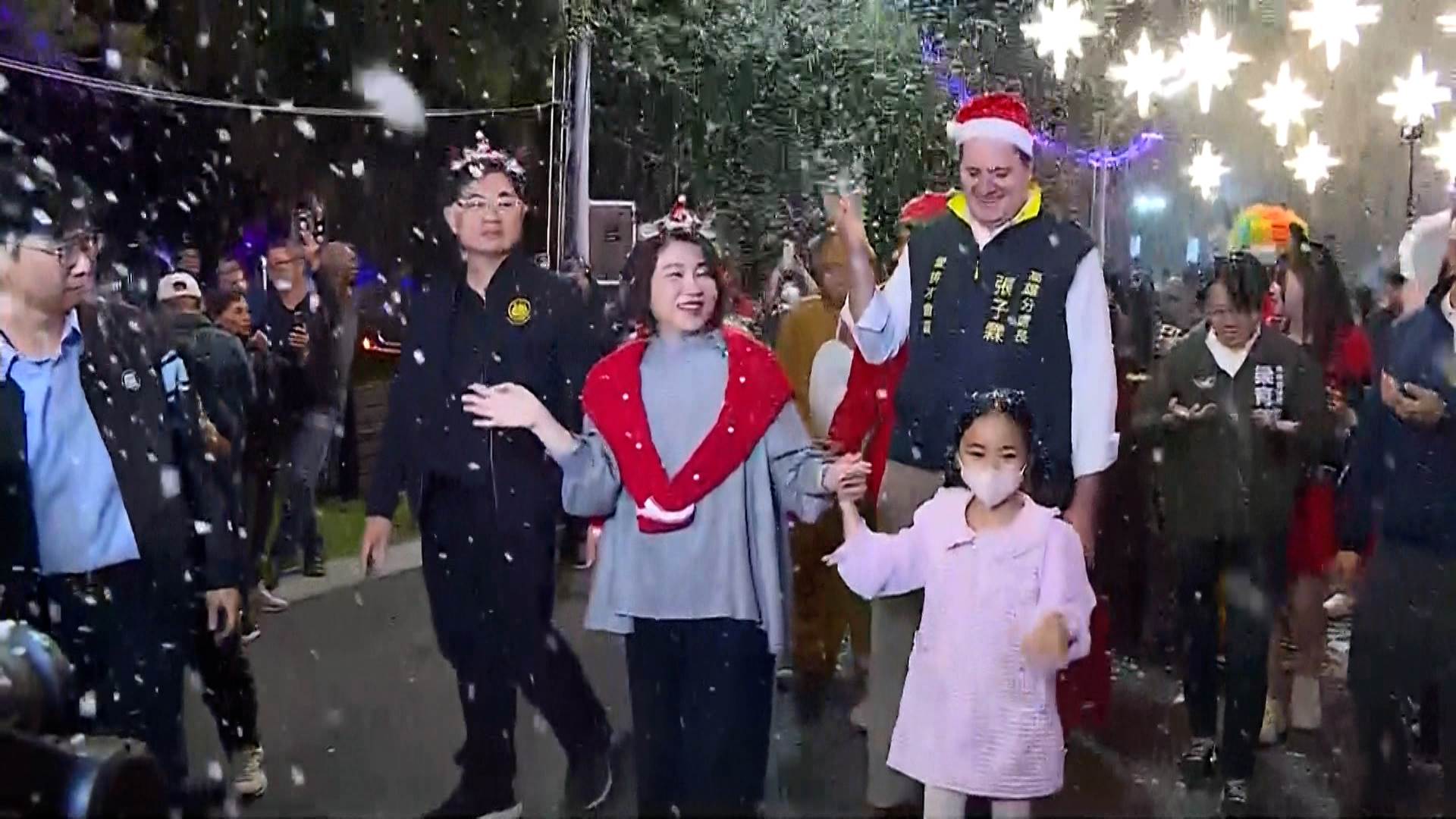 屏東縣長周春米以聖誕主題裝扮現身點燈儀式,邀請全民一起感受南國最浪漫的聖誕氛圍。(圖/東森新聞)