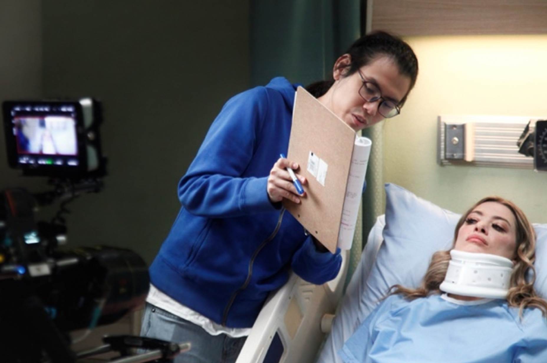 郭紘宇指導演員拍片。（圖／IMDB《落山餘燼》劇照）