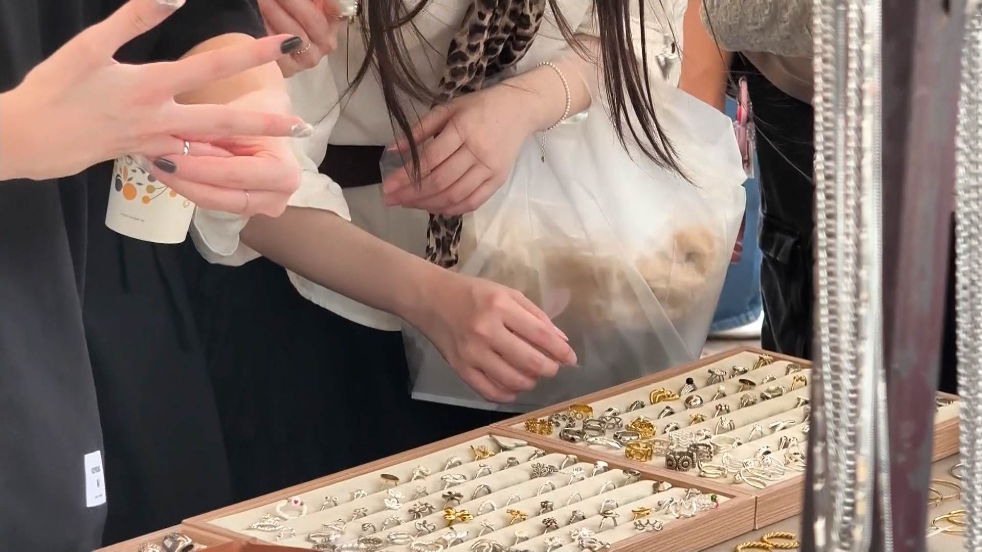 廣場聚集滿滿人潮選購商品、品嘗小吃，民眾開心表示「買東西還可以抽獎」，盼能抱回大獎。（圖／東森新聞）