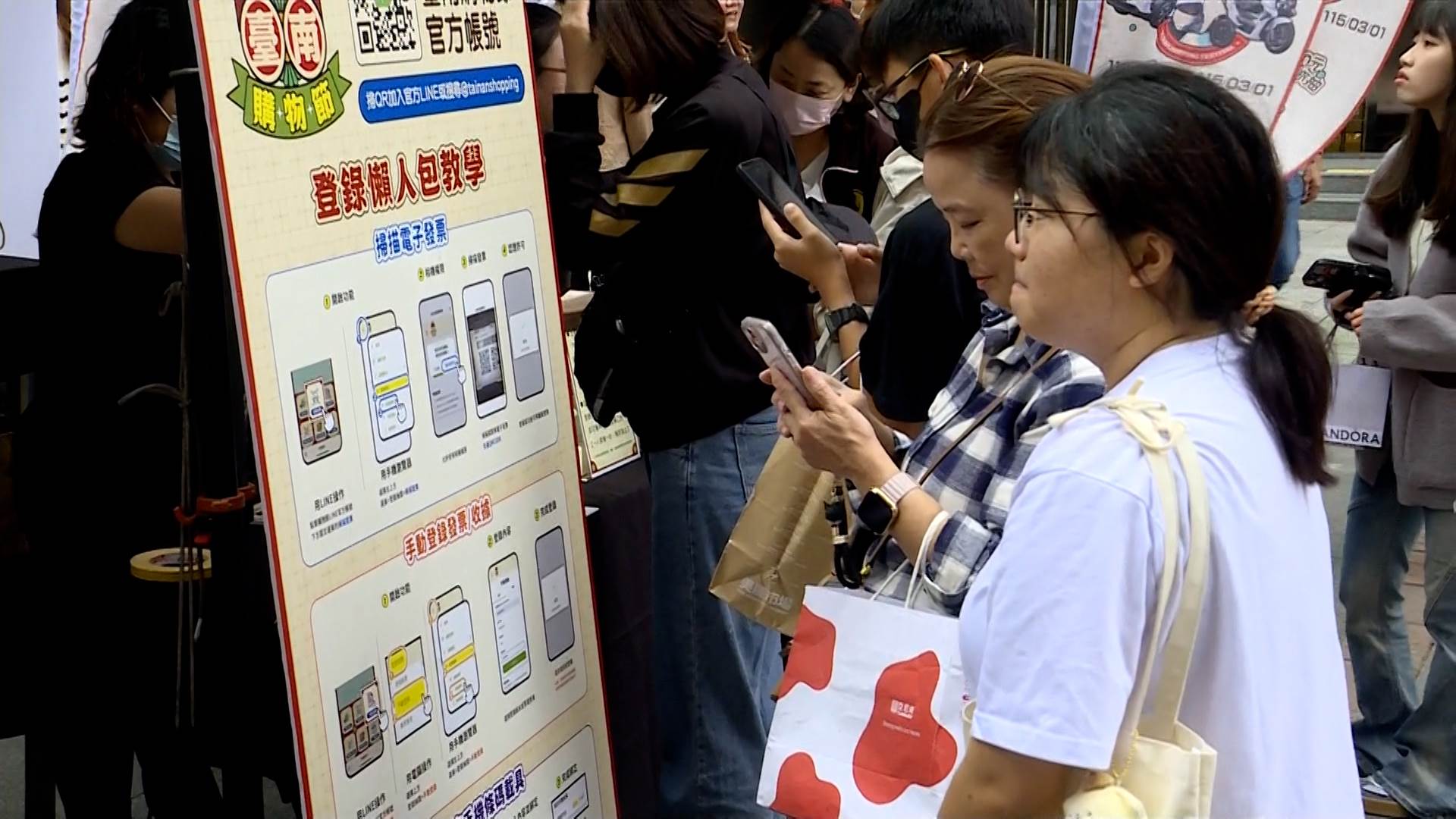 台南市長黃偉哲邀請民眾把握機會消費抽好禮，單筆消費滿50元即可參加抽獎。（圖／東森新聞）