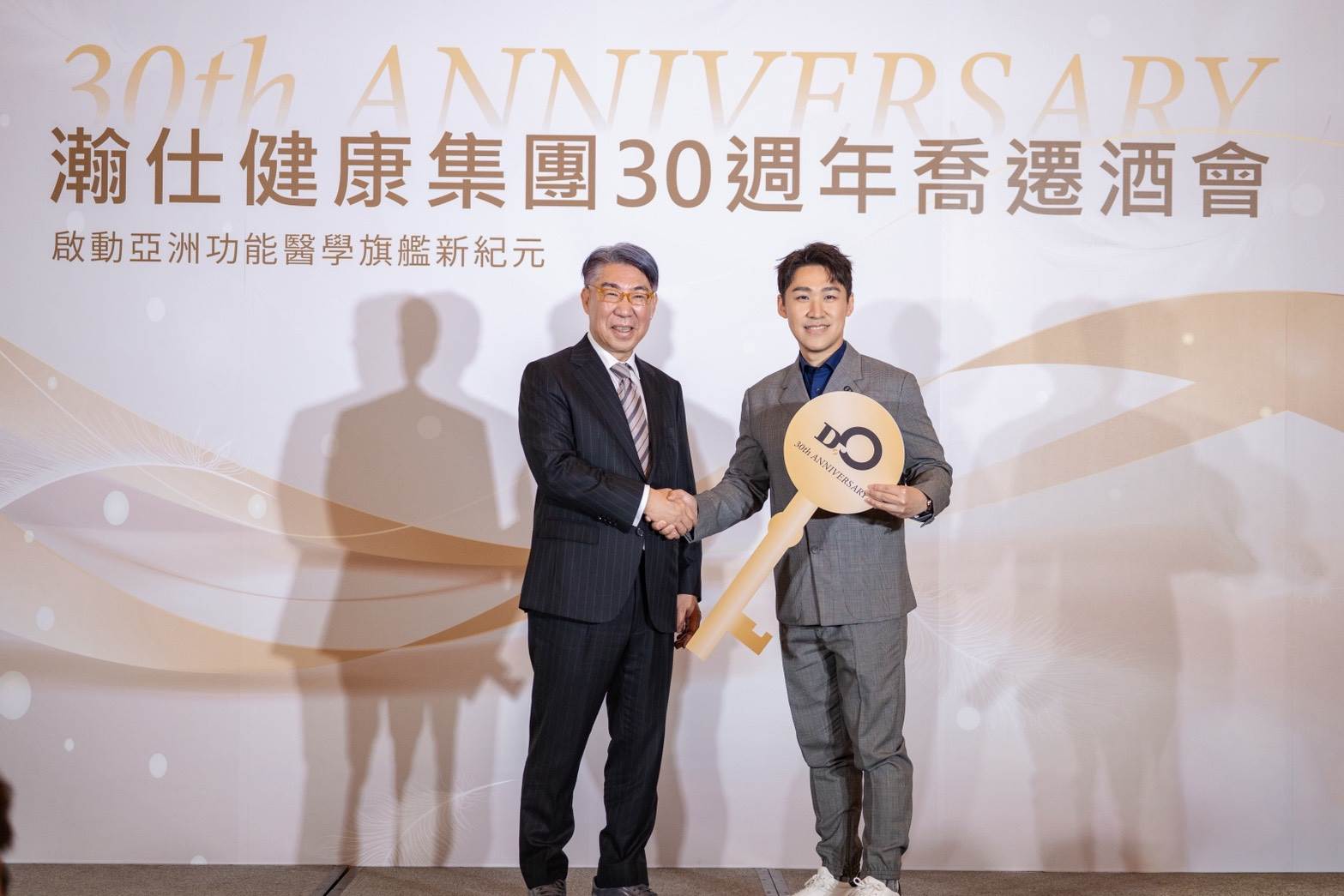 圖二、集團創辦人歐忠儒(左)與執行長歐瀚文(右)傳承儀式 圖瀚仕提供