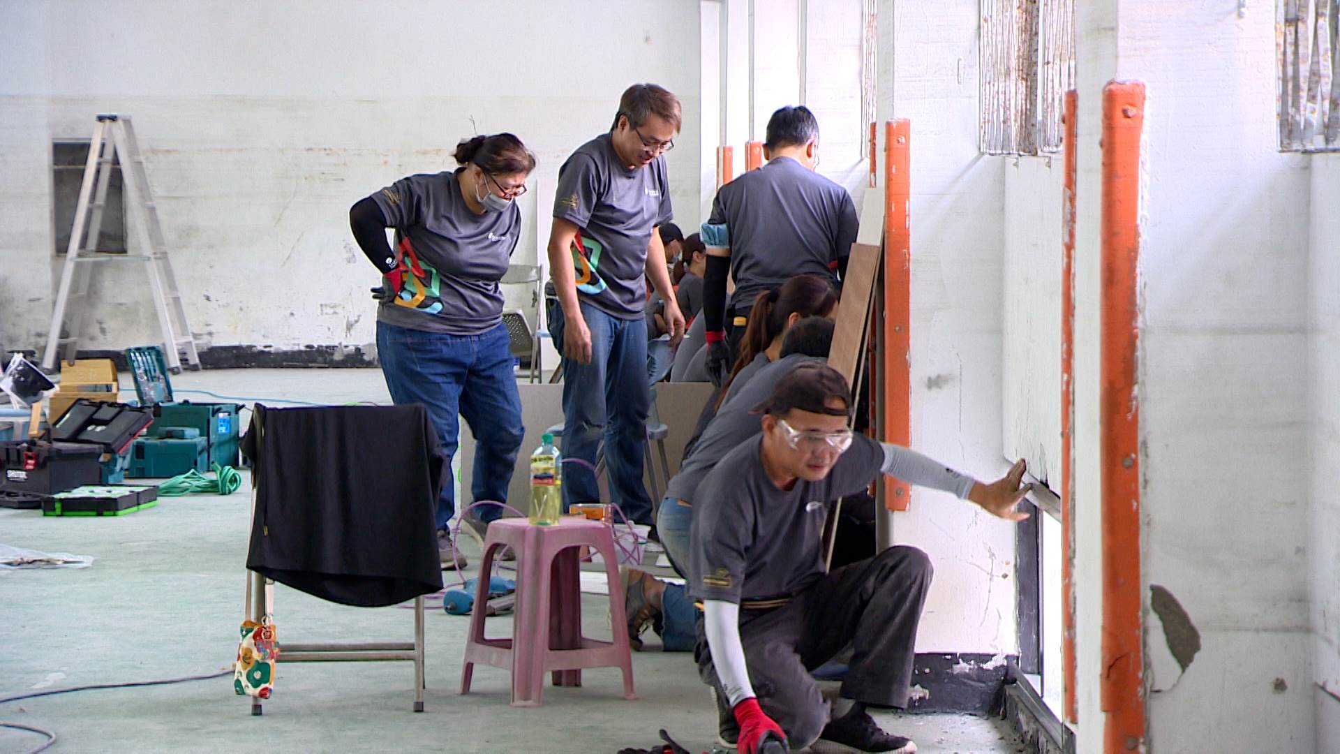 專業師傅在現場指導操作方式，志工們一邊聆聽、一邊實作。（圖／東森新聞）