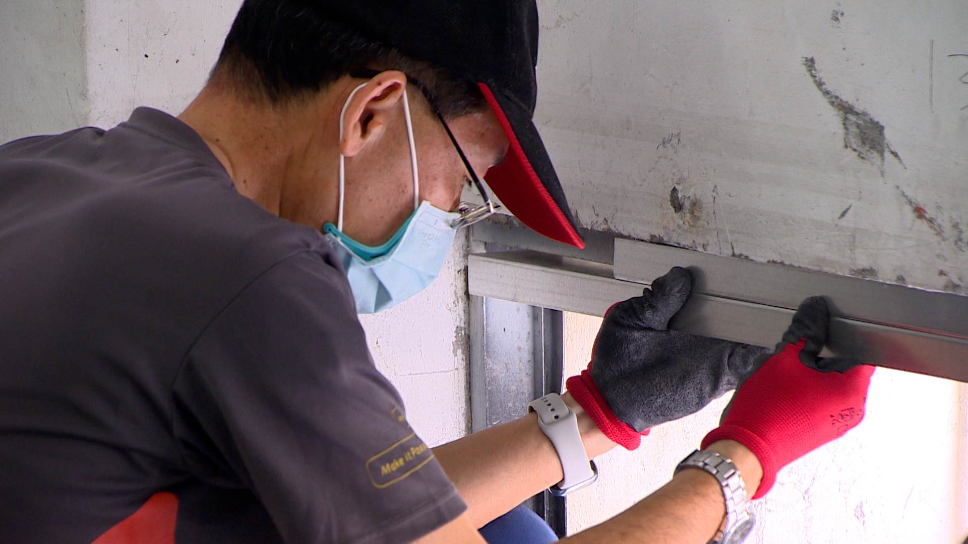 每位志工都盡心盡力協助光復國中校園修繕 。（圖／東森新聞）