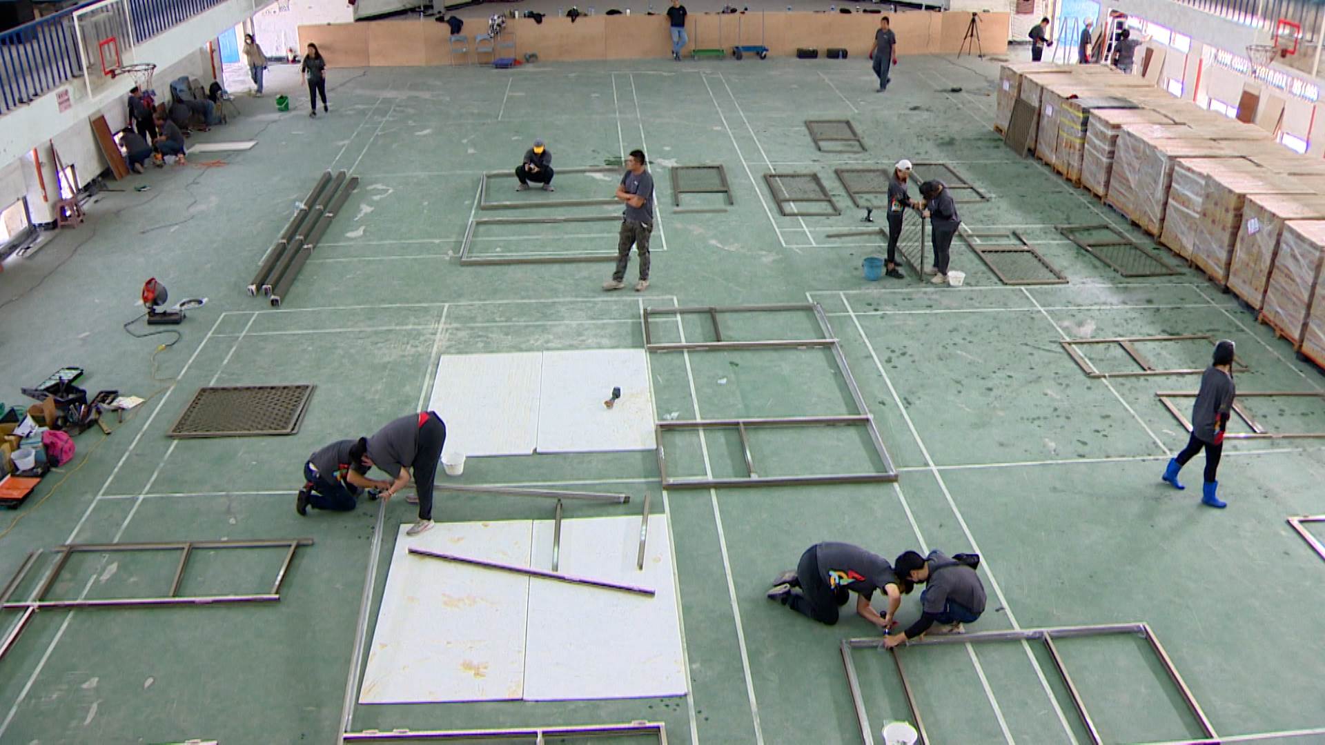 有些志工即使不擅長修繕，仍盡心協助修復校園。（圖／東森新聞）