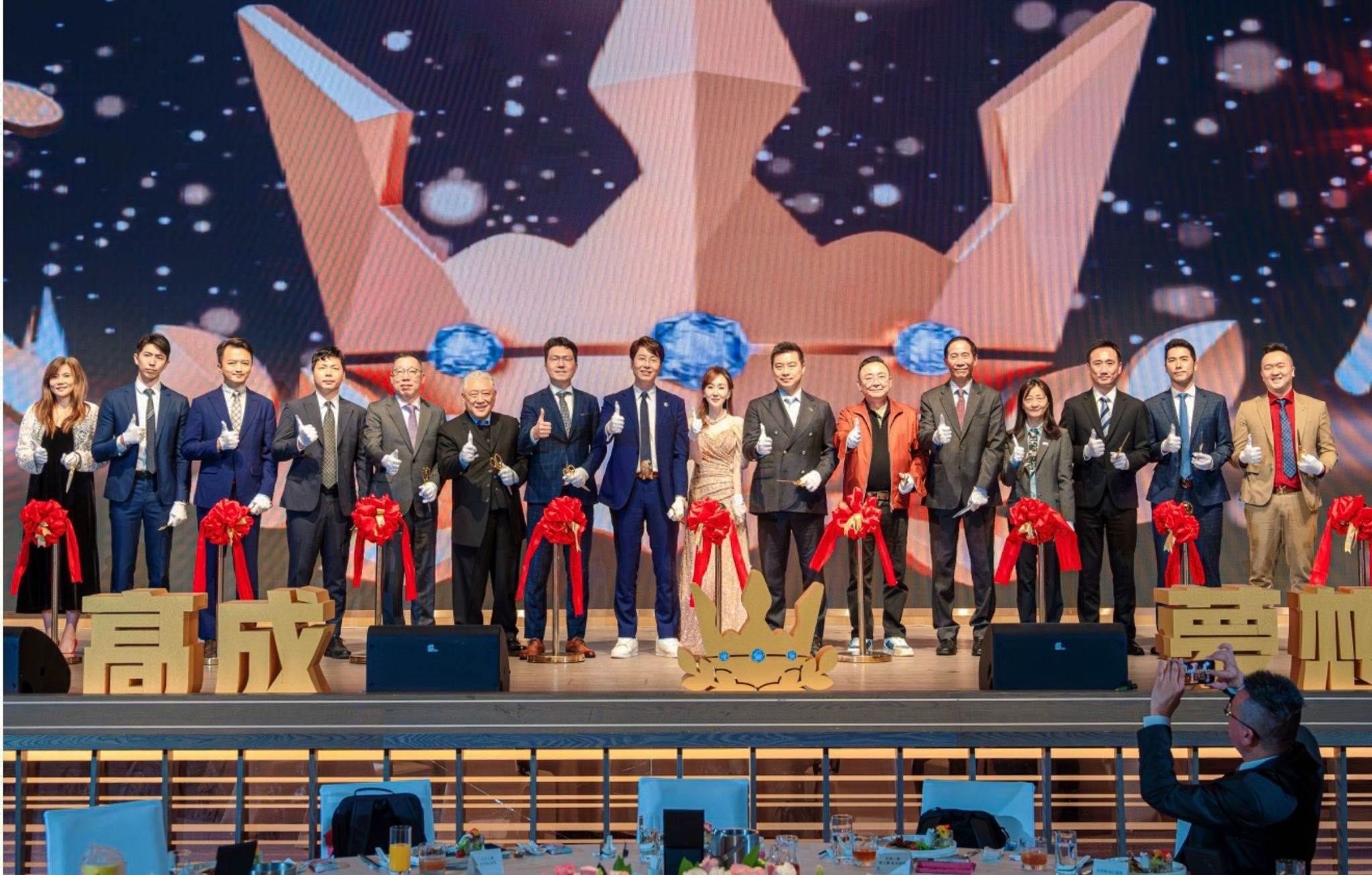 高成保經董事長高子二(左八)攜手經營高層主管及多家保險業界貴賓，出席高雄總公司開幕典禮。圖／高成保經提供