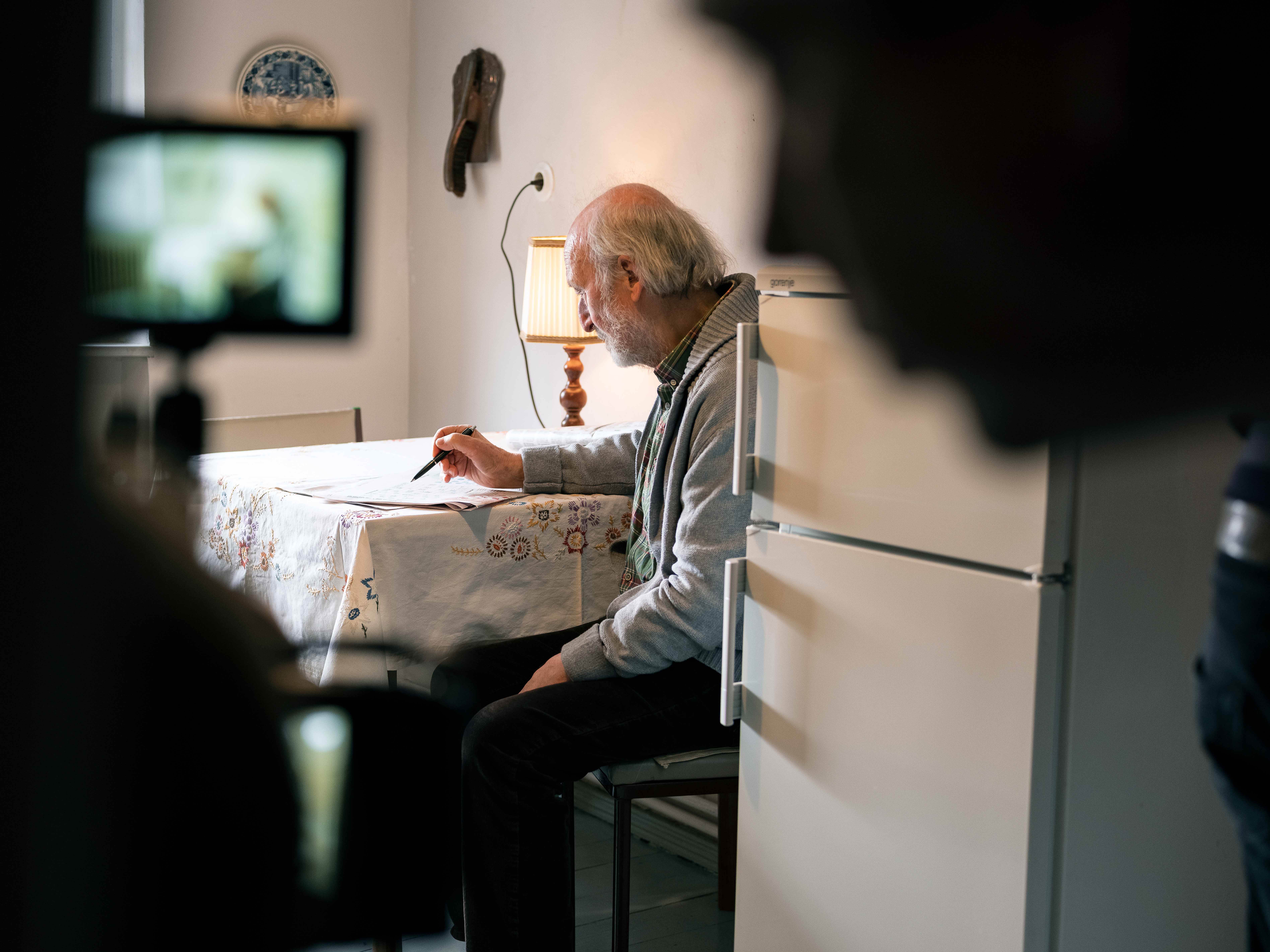 2025NTT遇見巨人—比利時紀錄劇場 柏林《<a href='/search/tags/柏林製造/' target='_blank'>柏林製造</a>》_柏林愛樂退休舞監莫爾找上劇團，期望透過劇場完成二戰當年的夢想。（圖／<a href='/search/tags/臺中國家歌劇院/' target='_blank'>臺中國家歌劇院</a>提供、 攝影／Gordon Schirmer） 