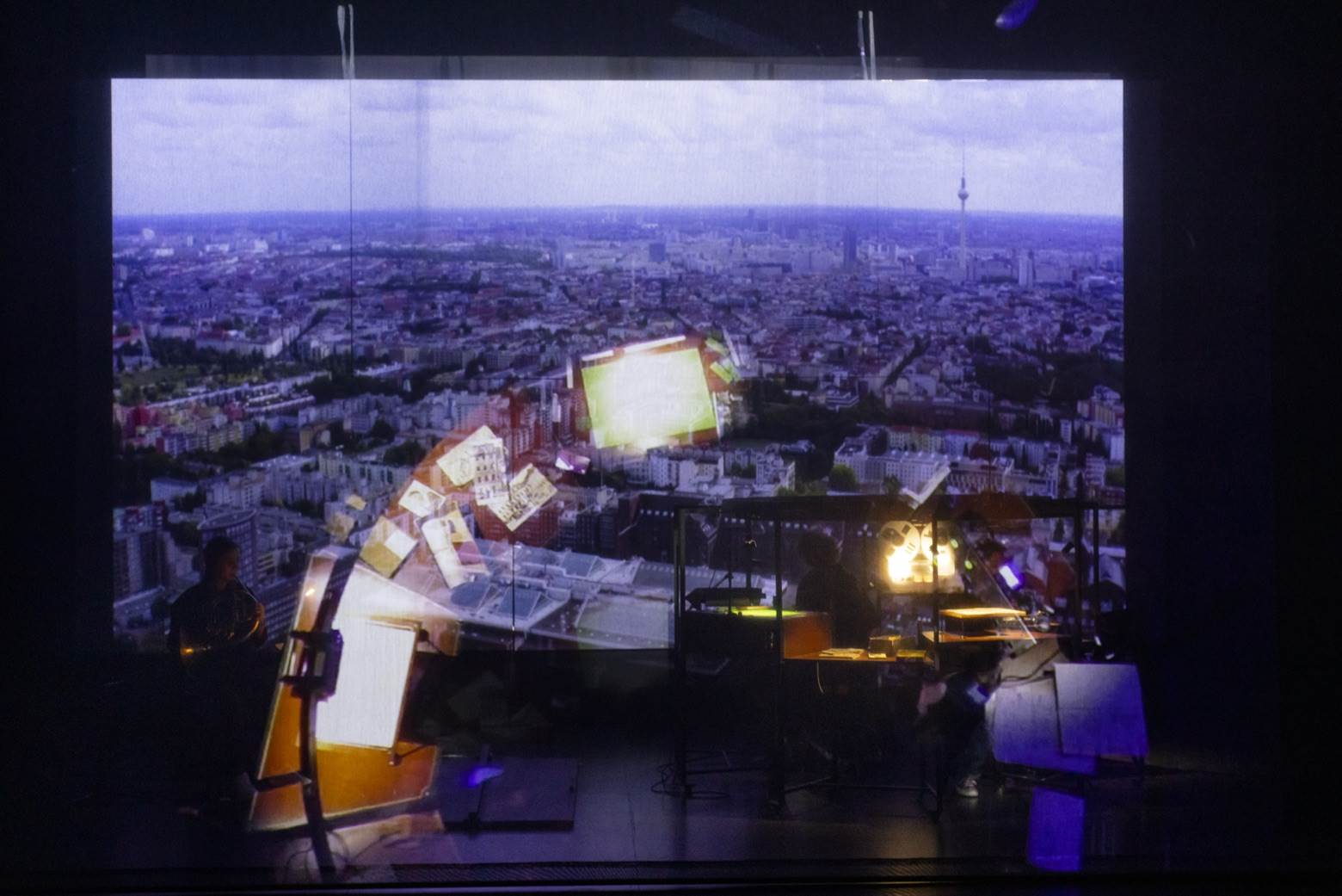 2025NTT遇見巨人—比利時紀錄劇場 柏林《柏林製造》_比利時紀錄劇場柏林(BERLIN)擅長將紀錄電影和劇場元素融合在一起，整合出多維度空間。（圖／臺中國家歌劇院提供、 攝影／Koen Broos） 