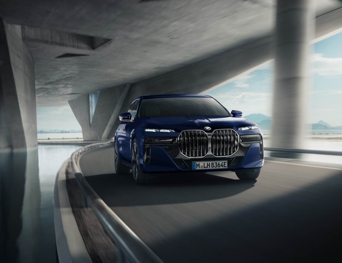 搭載全新分離式頭燈結合水晶鑲嵌設計與光型智慧變化的LED頭燈。（圖／汎德提供）