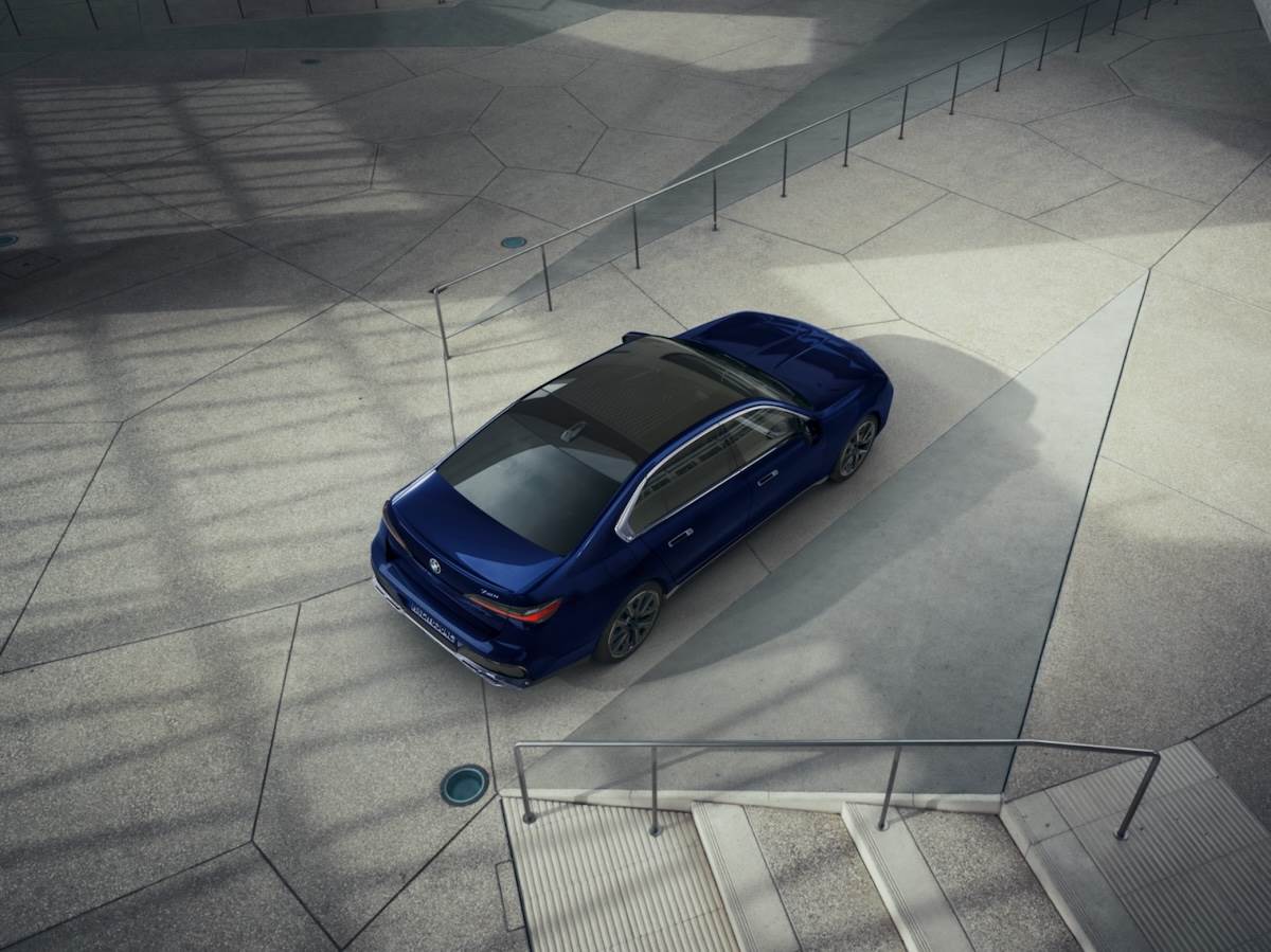 735i M Edition與740i M Edition車型更擁有進階自動倒車輔助系統。（圖／汎德提供）