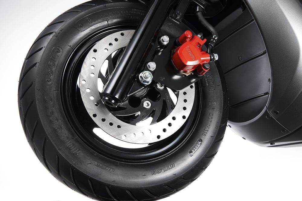 「雙後避震」能夠加強騎乘穩定性，加上「前後雙碟煞」，讓通勤者在變化多端的市區路況中能更從容應對。（圖／KYMCO提供）