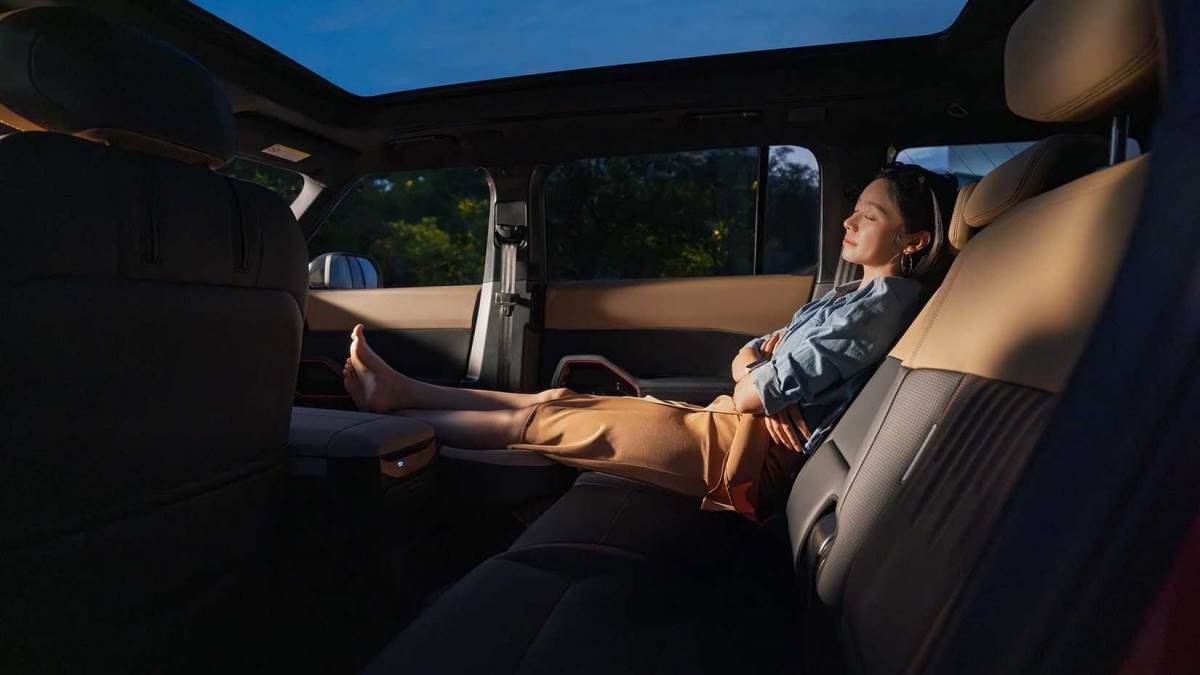 內裝方面則具備電動折疊座椅，甚至提供前座「放鬆模式」，可將頭枕收納並使椅背與後座齊平，創造出寬敞的休憩空間。（圖／福特提供）