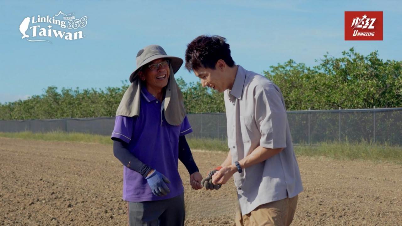 真正踏入泥土的瞬間就被農夫的毅力震撼，而播種過程的精細程度更讓威登重新理解「粒粒皆辛苦」的重量。（圖／Linking368Taiwan提供）