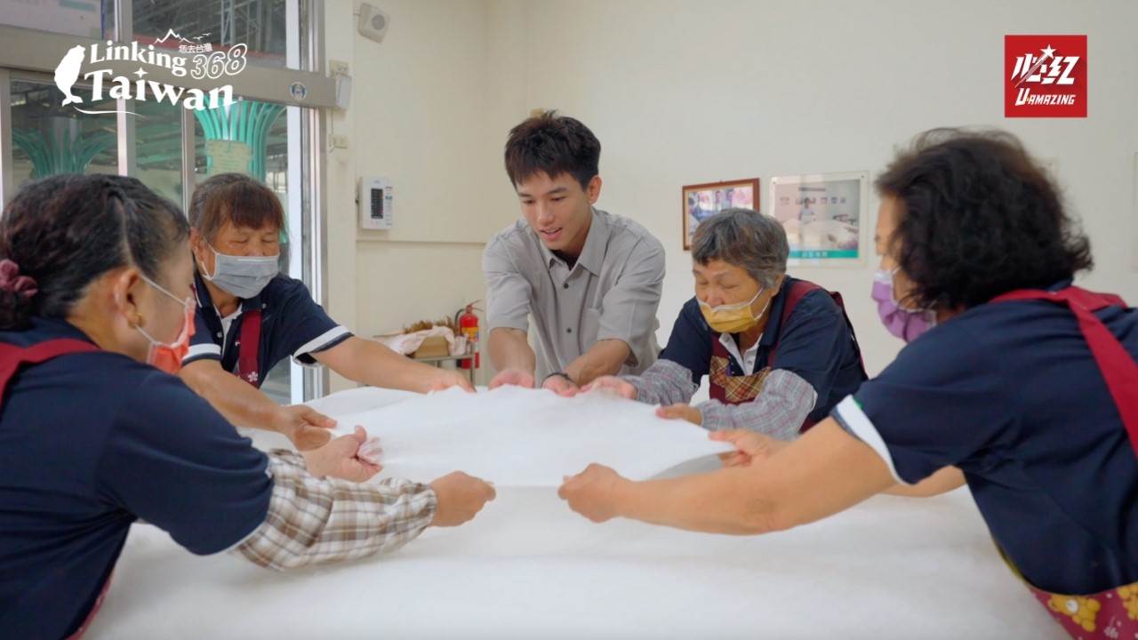 館內更規劃黑豆蔭油現場加工區及蠶絲被拉製室，讓訪客能近距離觀察製程、理解傳統工藝的細膩與技法。（圖／Linking368Taiwan提供）