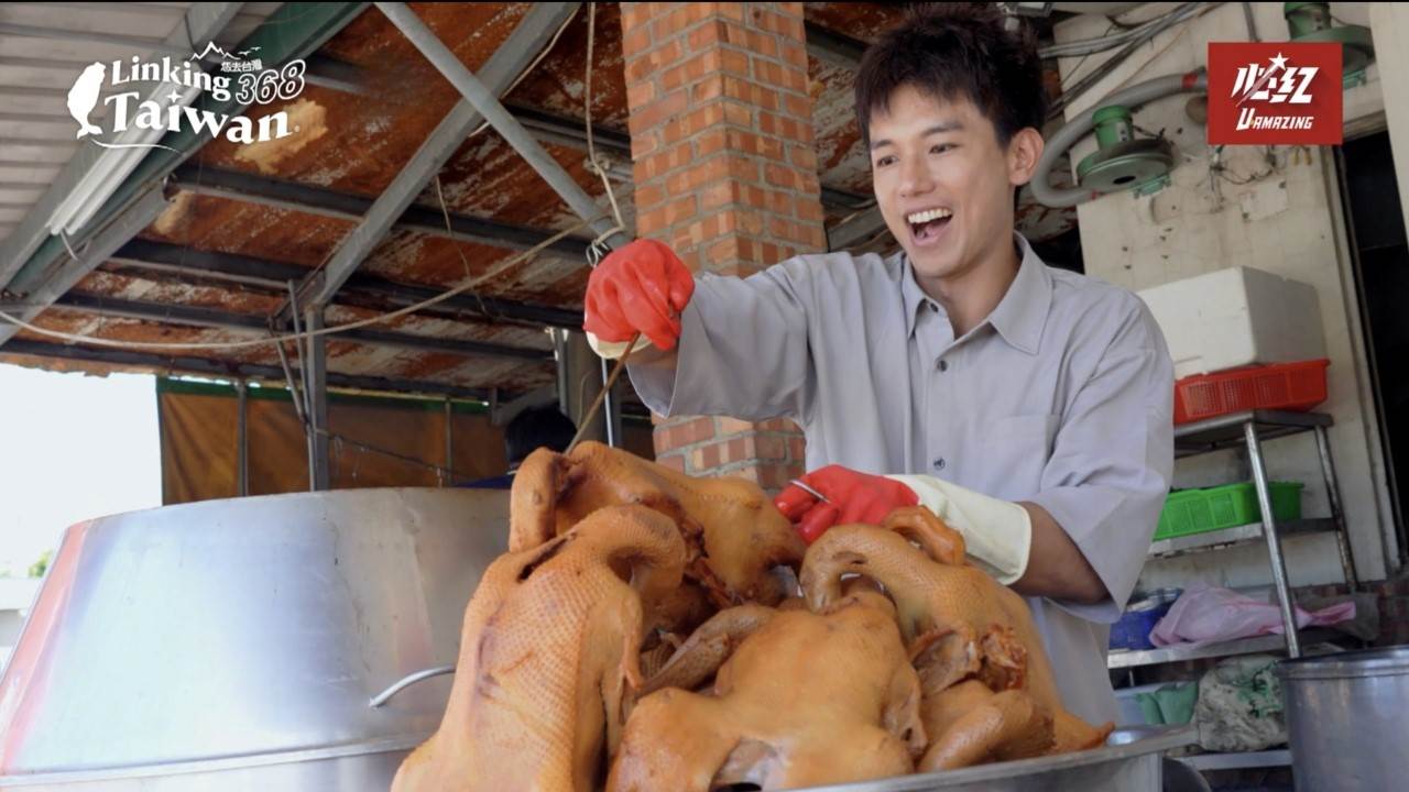 威登被濃郁煙香吸引，並在老闆顏雍哲的指導下親自體驗燻鵝工序。（圖／Linking368Taiwan提供）