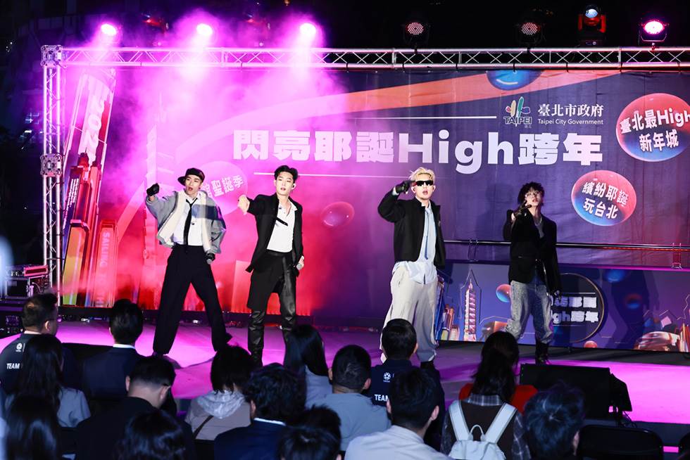 圖3：「閃亮耶誕High跨年」宣傳記者會，跨年晚會卡司全創作冠軍男團U：NUS熱唱開場。