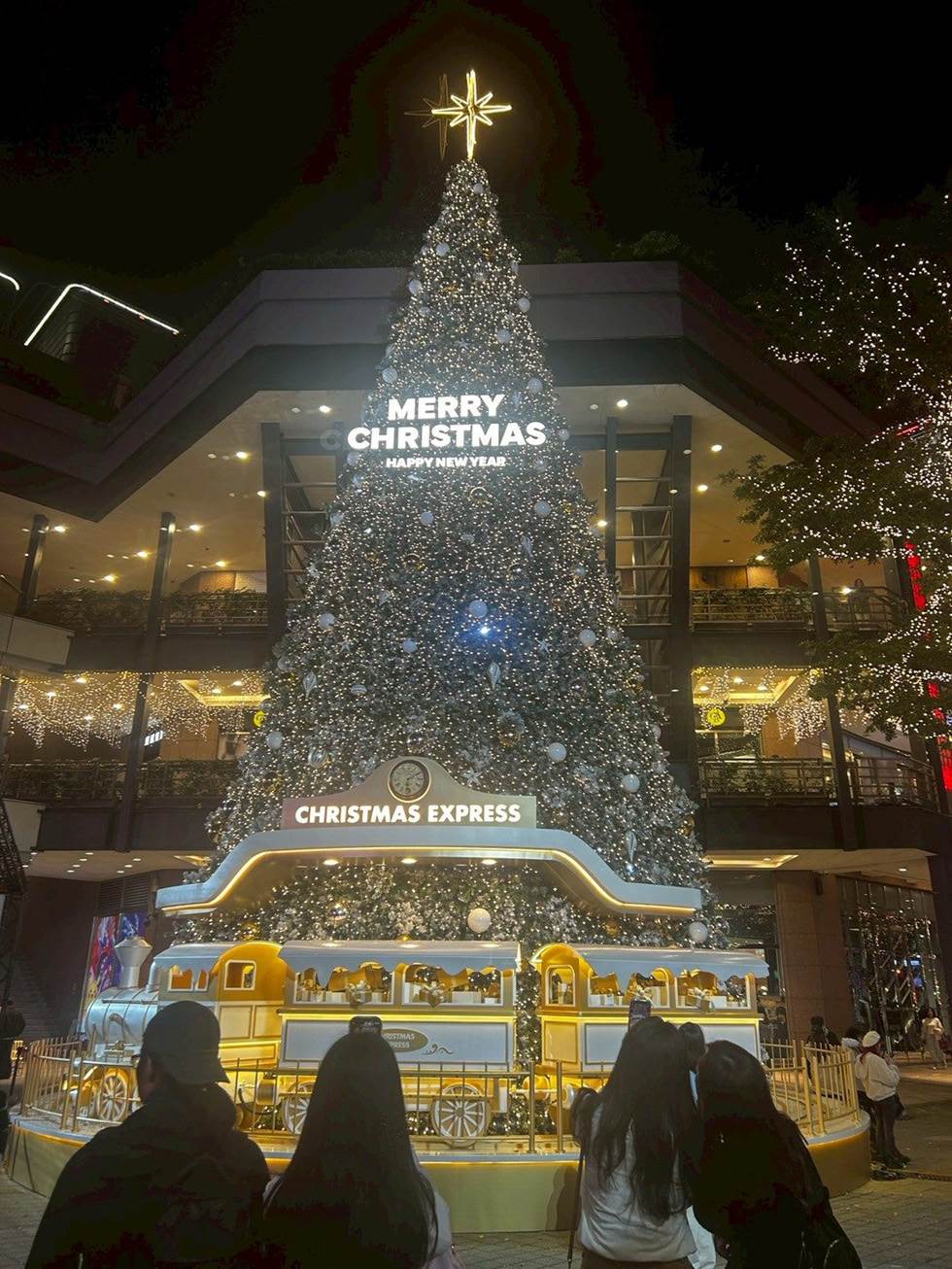 圖9：新光三越傳遞幸福之樹Christmas Express(臺北市商業處提供)