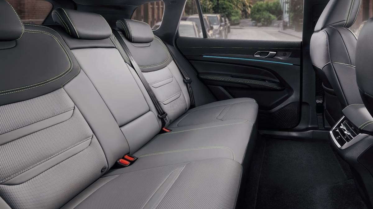 車身軸距2,726mm，後座採平整地板設計，還擁有寬敞頭部與膝部空間。（圖／福特六和提供）