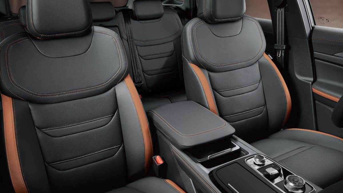 座艙使用PANGEA真皮材質的人體工學座椅，前座含電動調整及通風功能，1.5T汽油渦輪搭配Manuka琥珀棕／Domino迷霧黑，以及HornWood霍恩木紋。（圖／福特六和提供）
