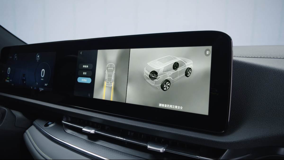 雙12.3吋一體式數位螢幕，內建Vision Plus科技系統，可呈現全螢幕導航與Level 2駕駛輔助的「三線道虛擬實境」顯示。（圖／福特六和提供）