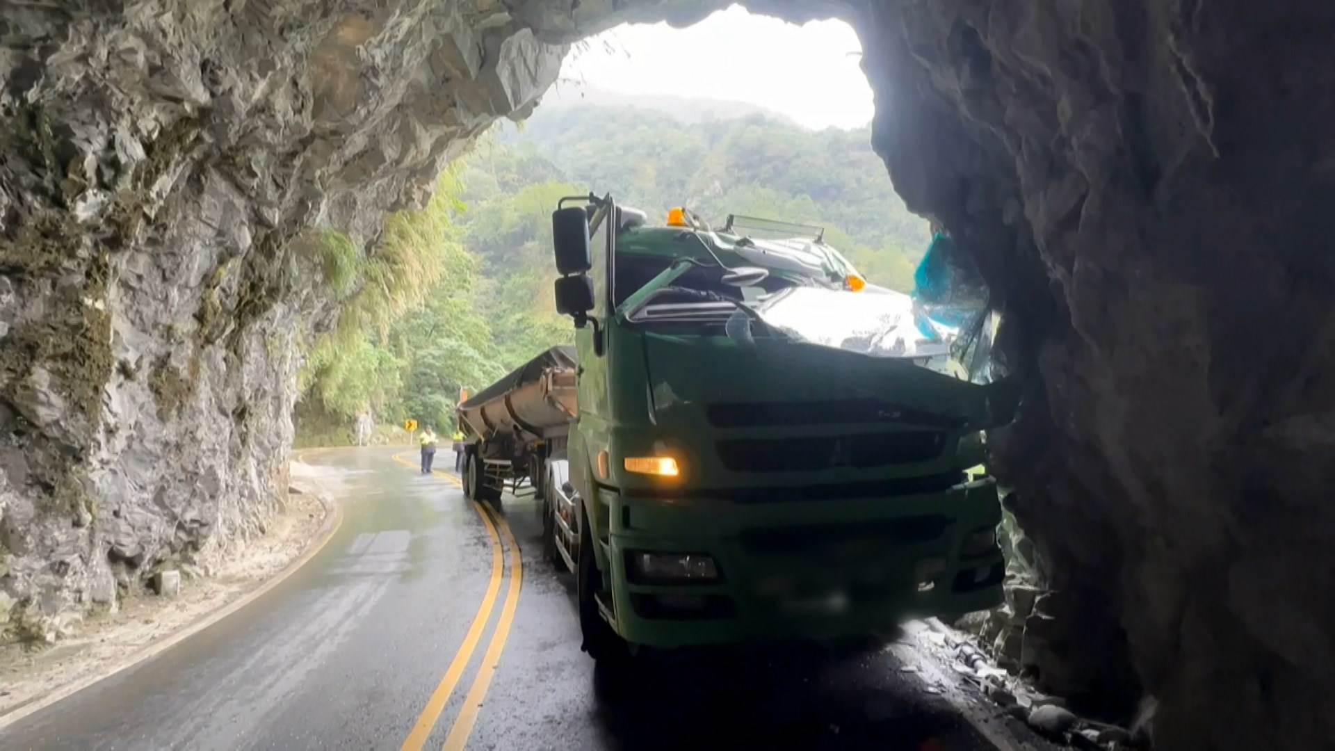 20251203-264-X5_曳引進隧撞1400.mxf_snapshot_00.06.396