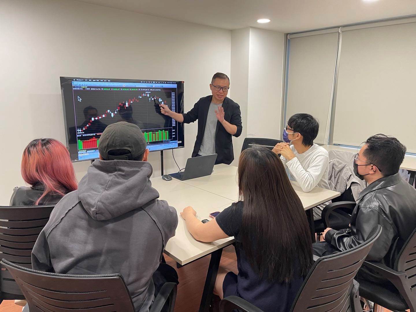 在課程現場，他以多年累積的投資經驗，帶著學員一步步理解市場脈動，強調「先有觀念，再談技術」的重要性。（圖／學吧LearningPa提供）