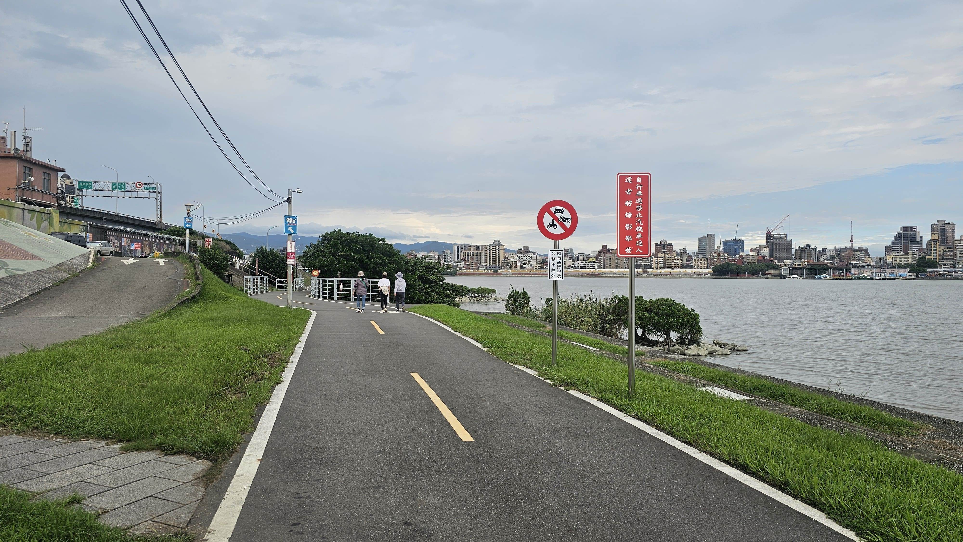 3.三重忠孝碼頭自行車道(往台北橋方向)