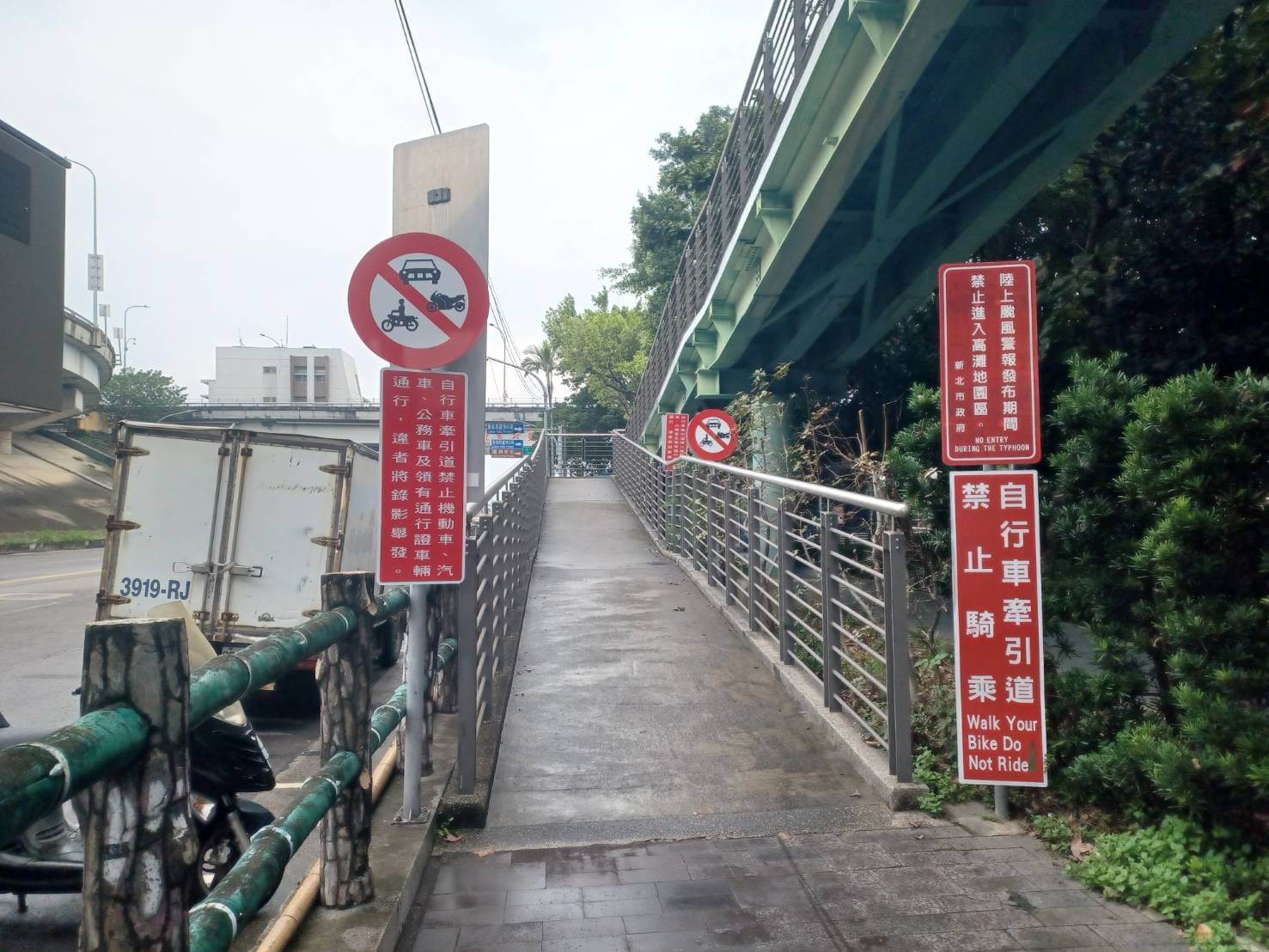 2.蘆洲蘆堤2號陸橋自行車牽引道(往微風運河方向)