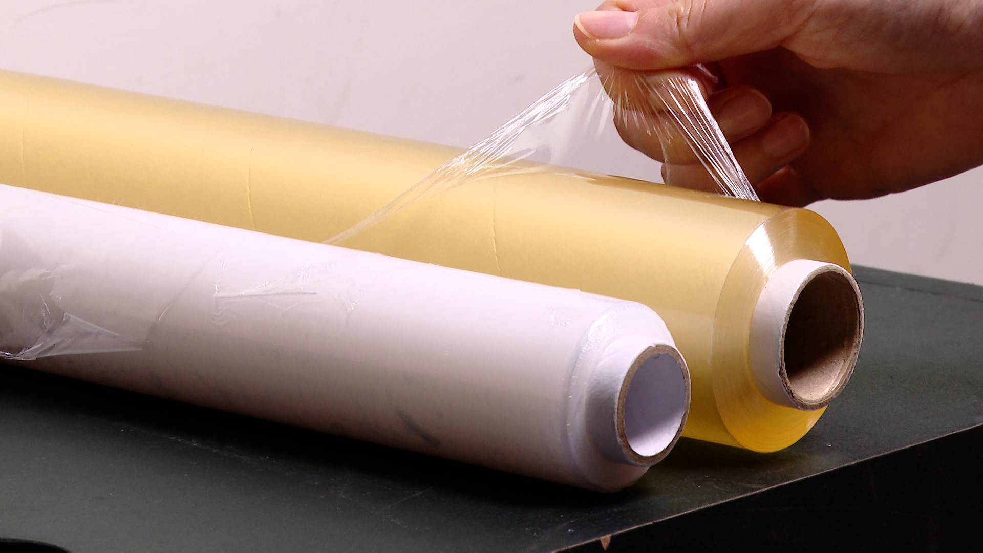 可以簡單從顏色來辨別保鮮膜是否含為含氯材質。（圖／東森新聞）