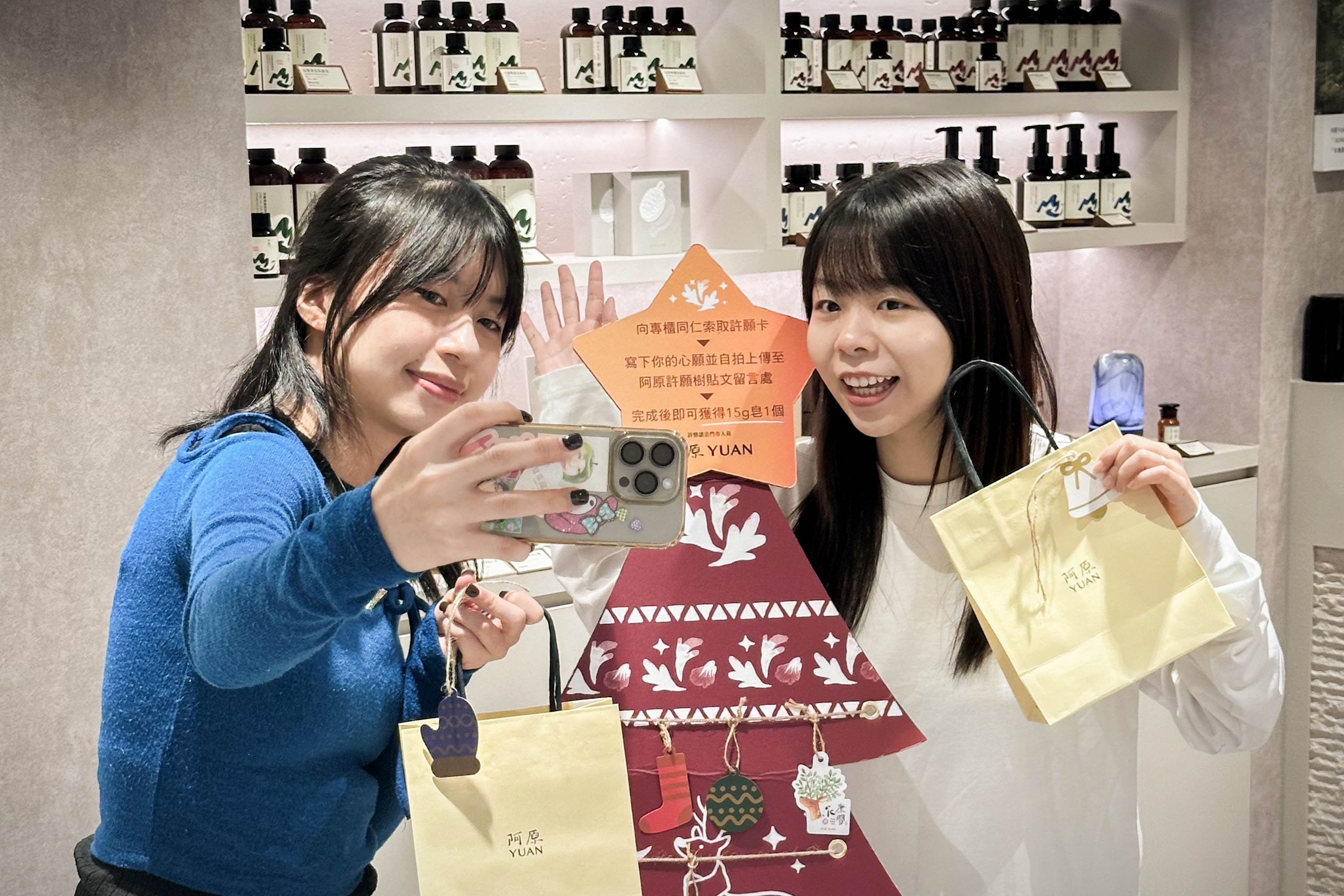 圖3.【阿原】參加活動的客人寫下心願後於許願樹前開心合照。_0