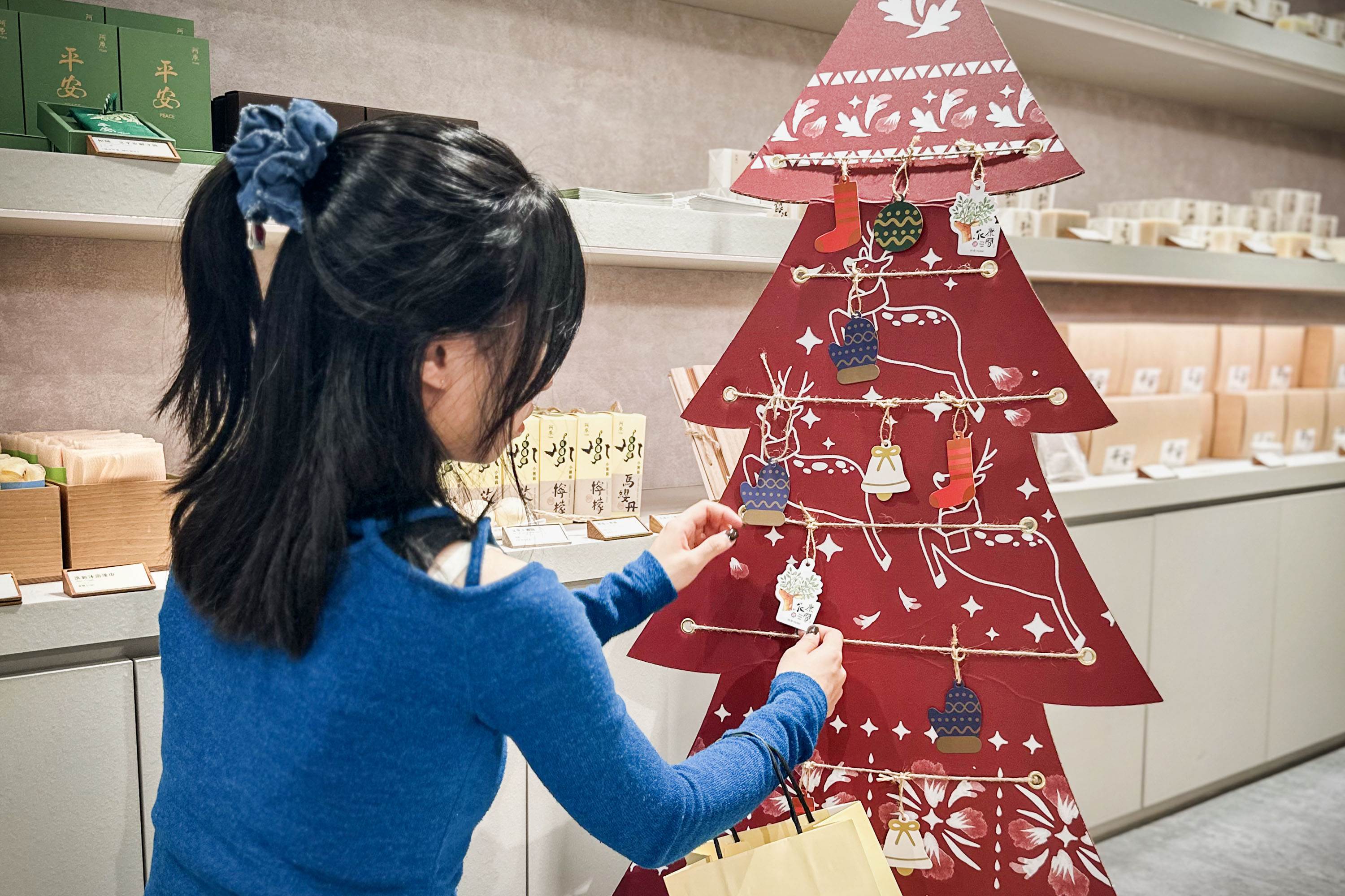 圖2.【阿原】阿原的客人將許願卡掛在許願樹上，許下最溫暖的心願。_0