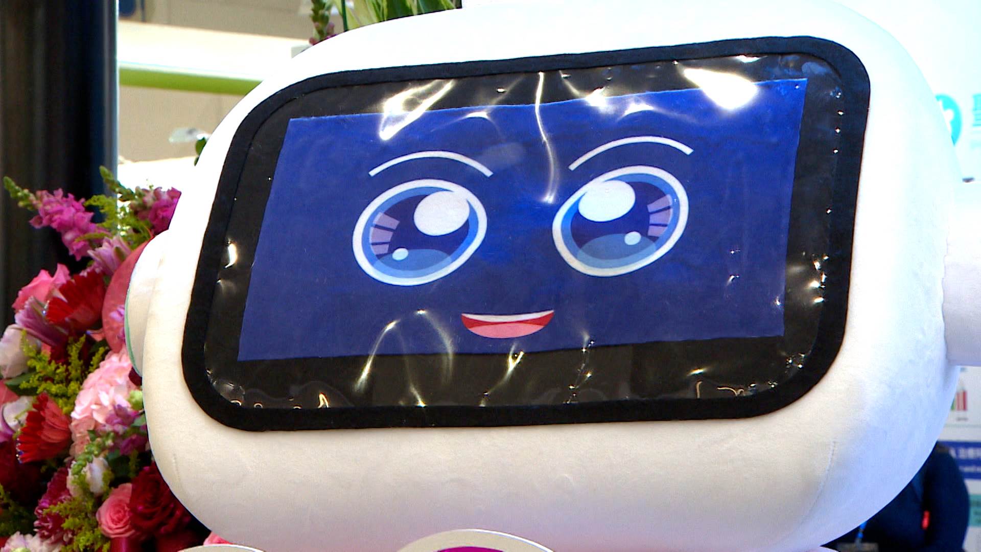 具備避障、語音辨識與即時衛教回答功能的AI照護機器人「愛寶」，成為醫療科技展現場焦點。（圖／東森新聞）