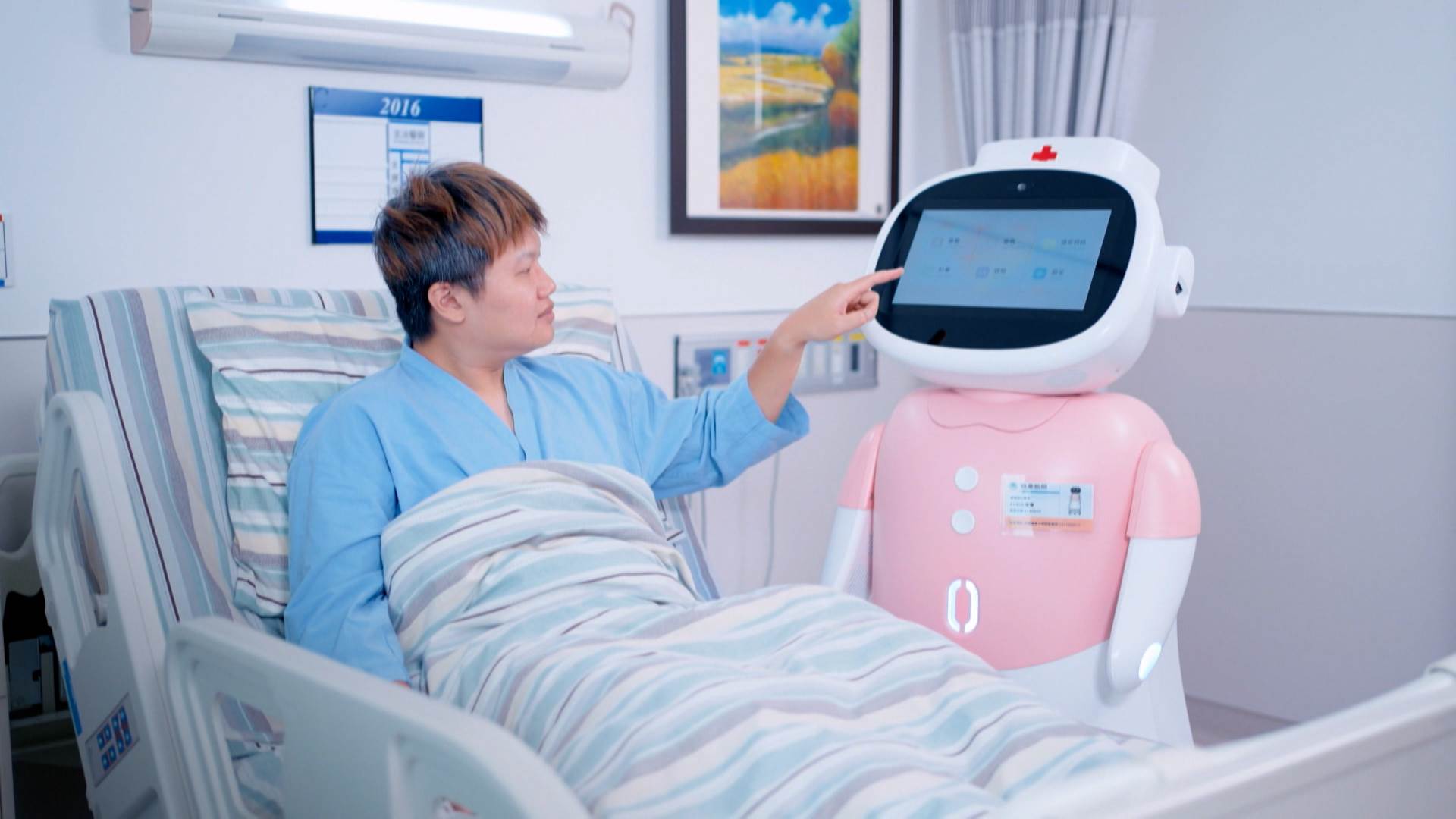 AI照護機器人「愛寶」可協助送物、導覽及衛教諮詢，有望減輕護理人員三成工作量，提升臨床照護效率。（圖／東森新聞）
