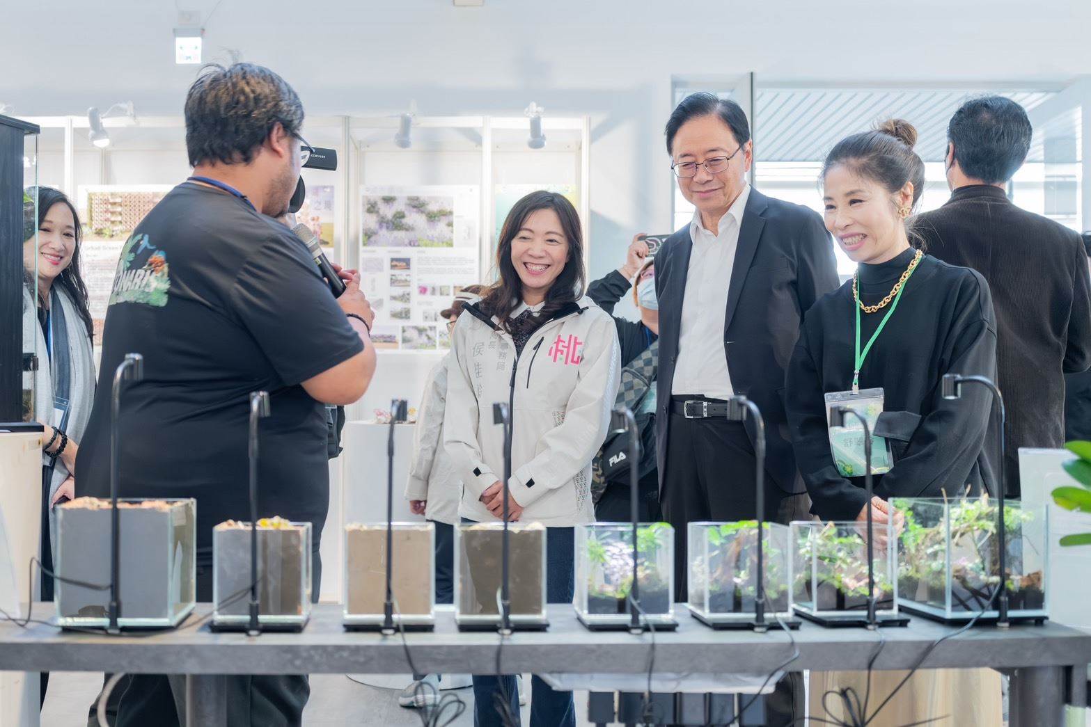 張市長與貴賓一起參觀展覽。（圖／桃園市政府提供） 