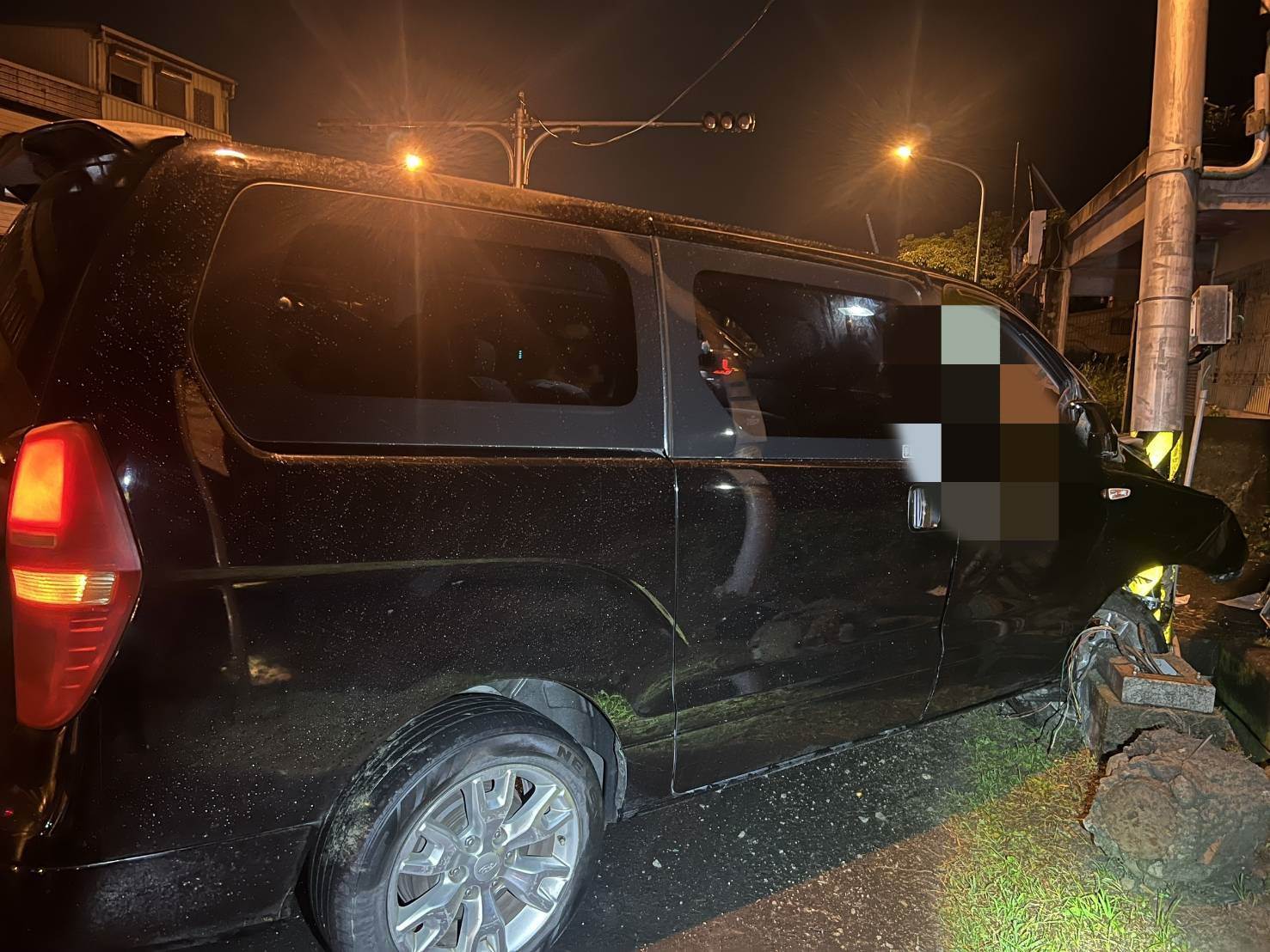 宜蘭縣頭城鎮今(5日)晚間發生一起嚴重交通事故。(圖/東森新聞)