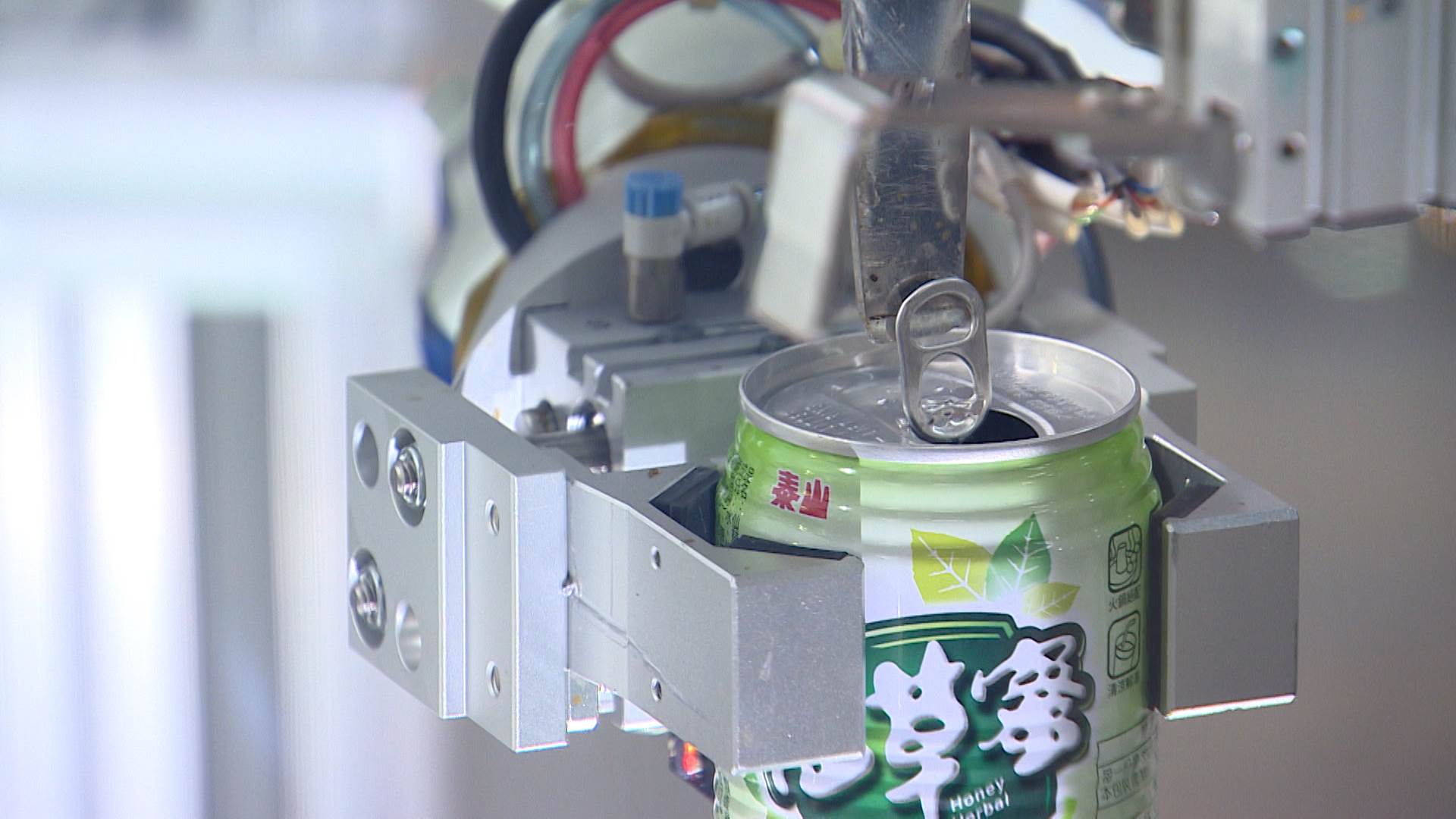 現場展示雙腕機器人開罐及 AI 生成人像棒球卡，吸引民眾熱烈體驗。（圖／東森新聞）